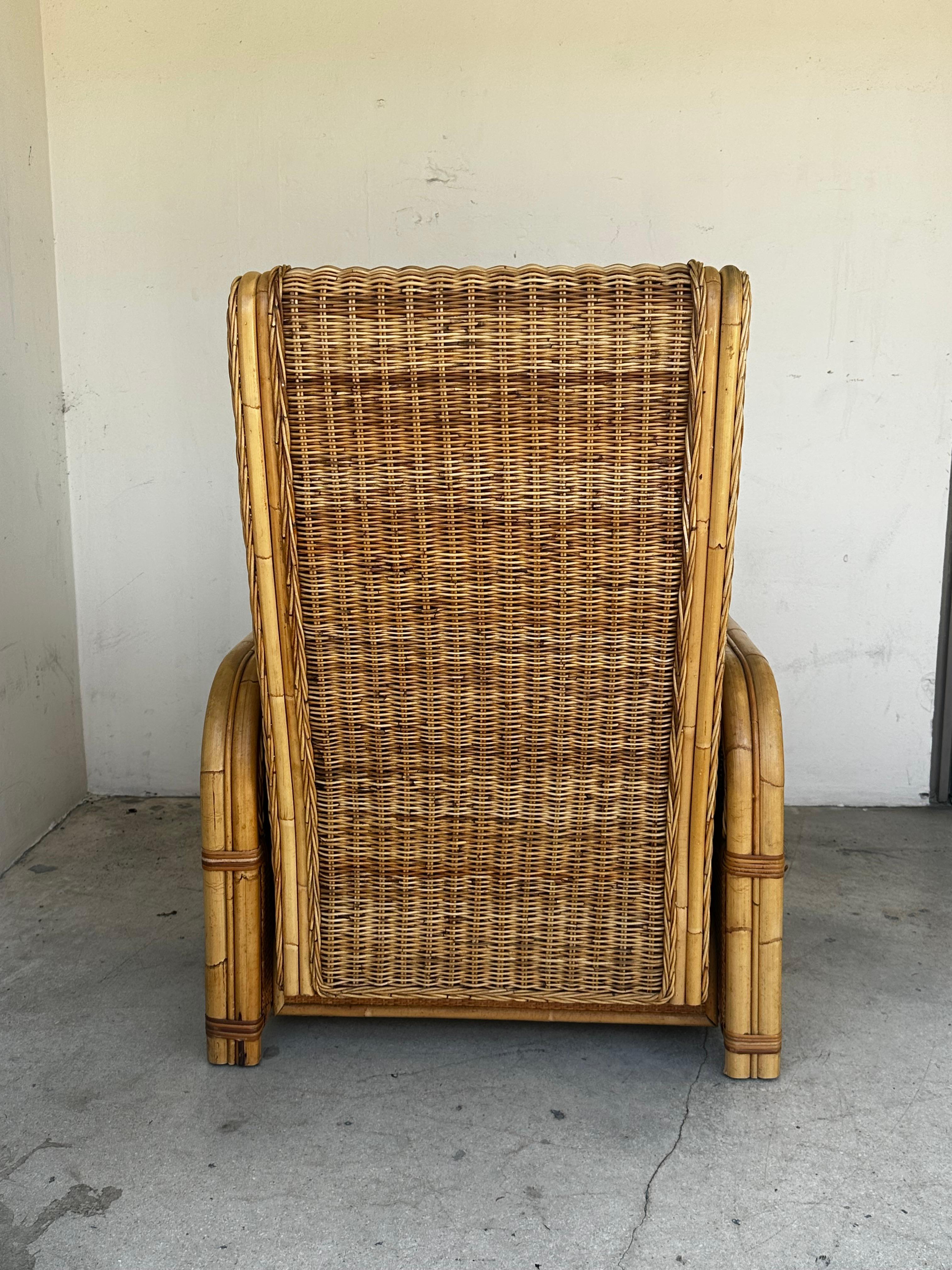 Sillón reclinable de ratán azul denim de los años 60 en venta 3