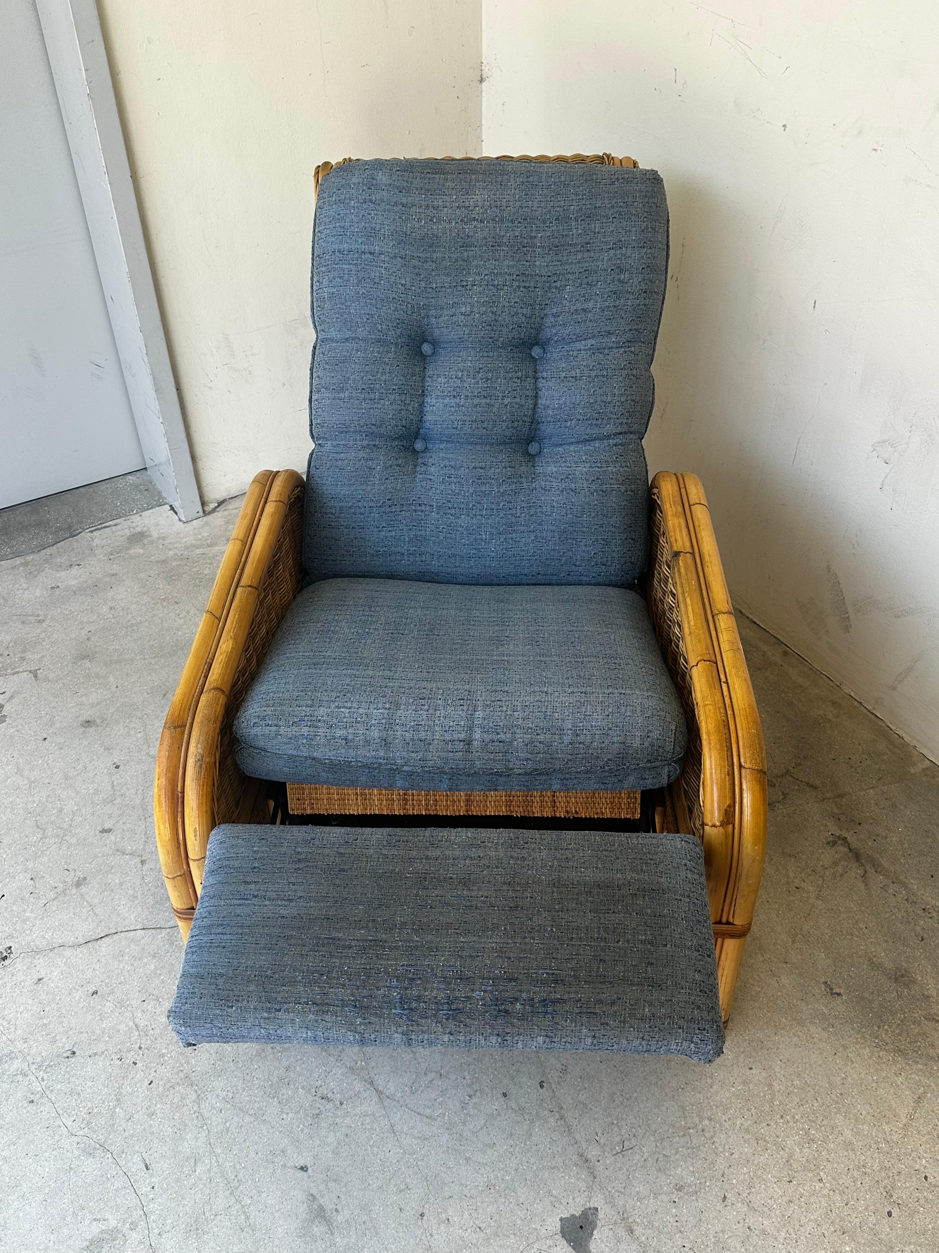 Sillón reclinable de ratán azul denim de los años 60 en venta 4