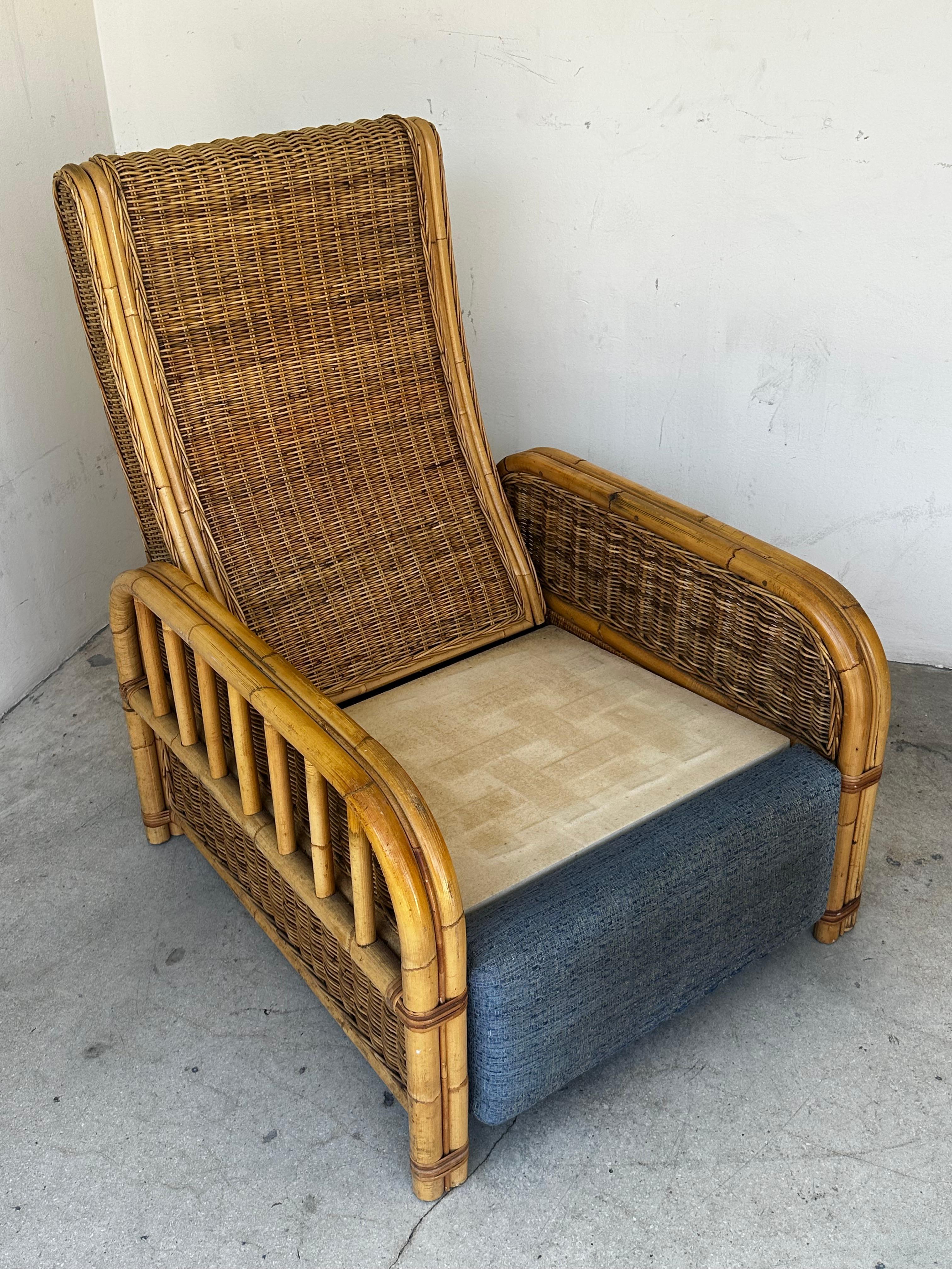 Sillón reclinable de ratán azul denim de los años 60 en venta 5