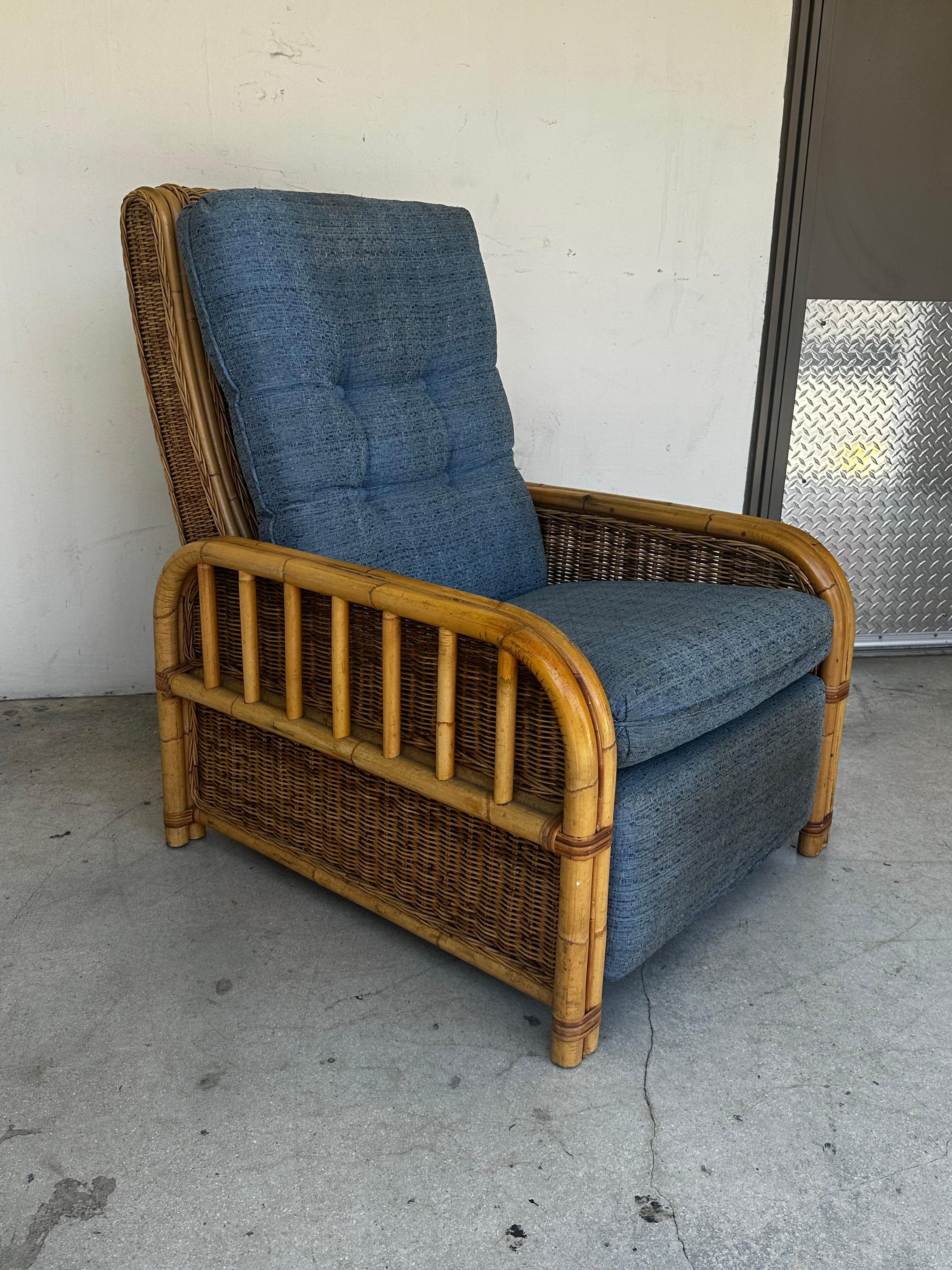 En esta ocasión te ofrecemos uno de los sillones reclinables de ratán más impresionantes que puedas imaginar. El diseño es extraordinario en todas partes. El sillón reclinable es una pieza única que además es extremadamente cómoda y llena de