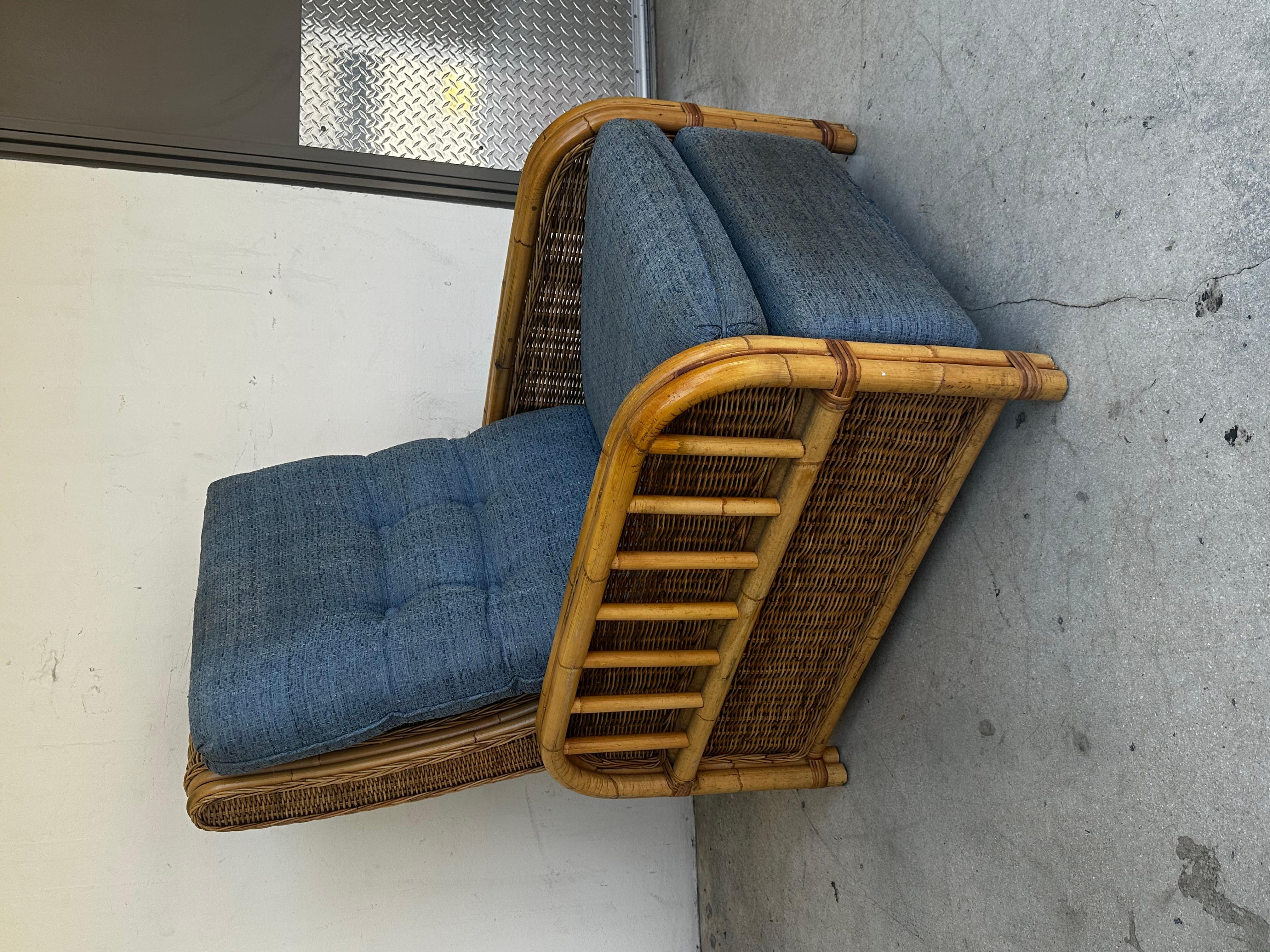 Nous vous proposons ici l'un des plus beaux fauteuils de relaxation en rotin que vous puissiez espérer trouver. Le design est remarquable partout. Le fauteuil inclinable est une pièce d'apparat qui est également extrêmement confortable et pleine de