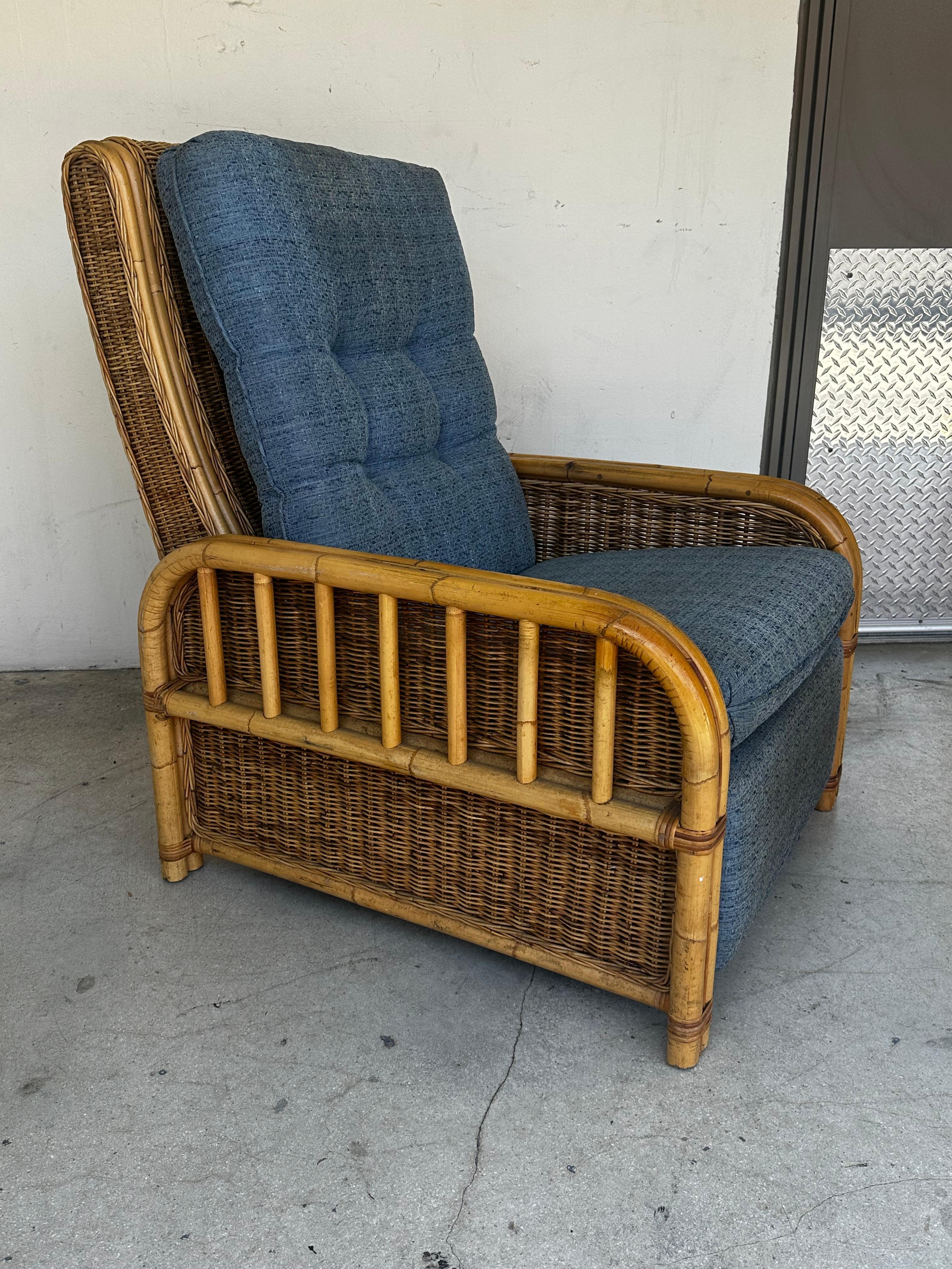 Sillón reclinable de ratán azul denim de los años 60 Bohemio en venta