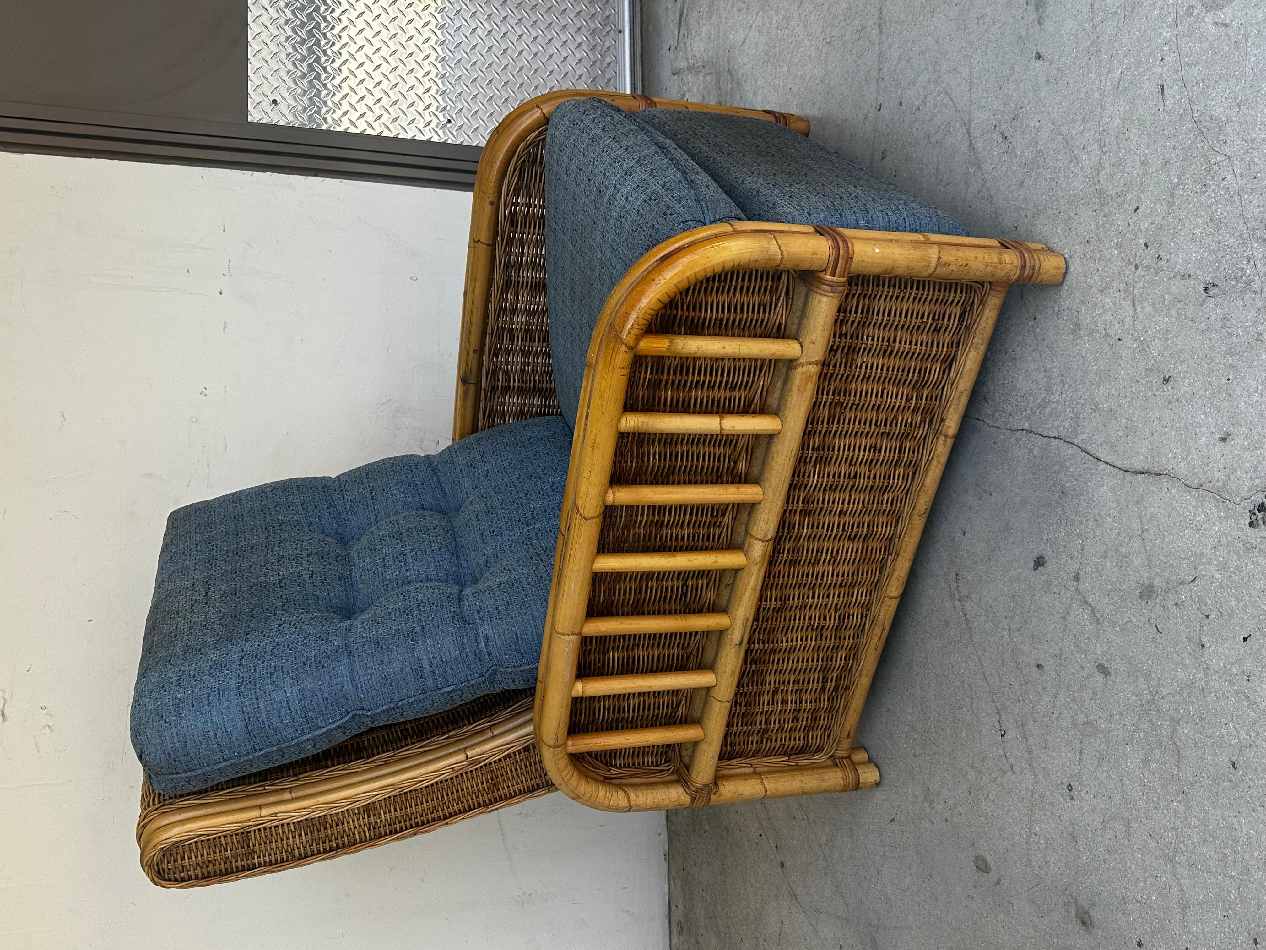 Bohème Chaise longue en rotin Cane Denim Blue des années 1960 en vente