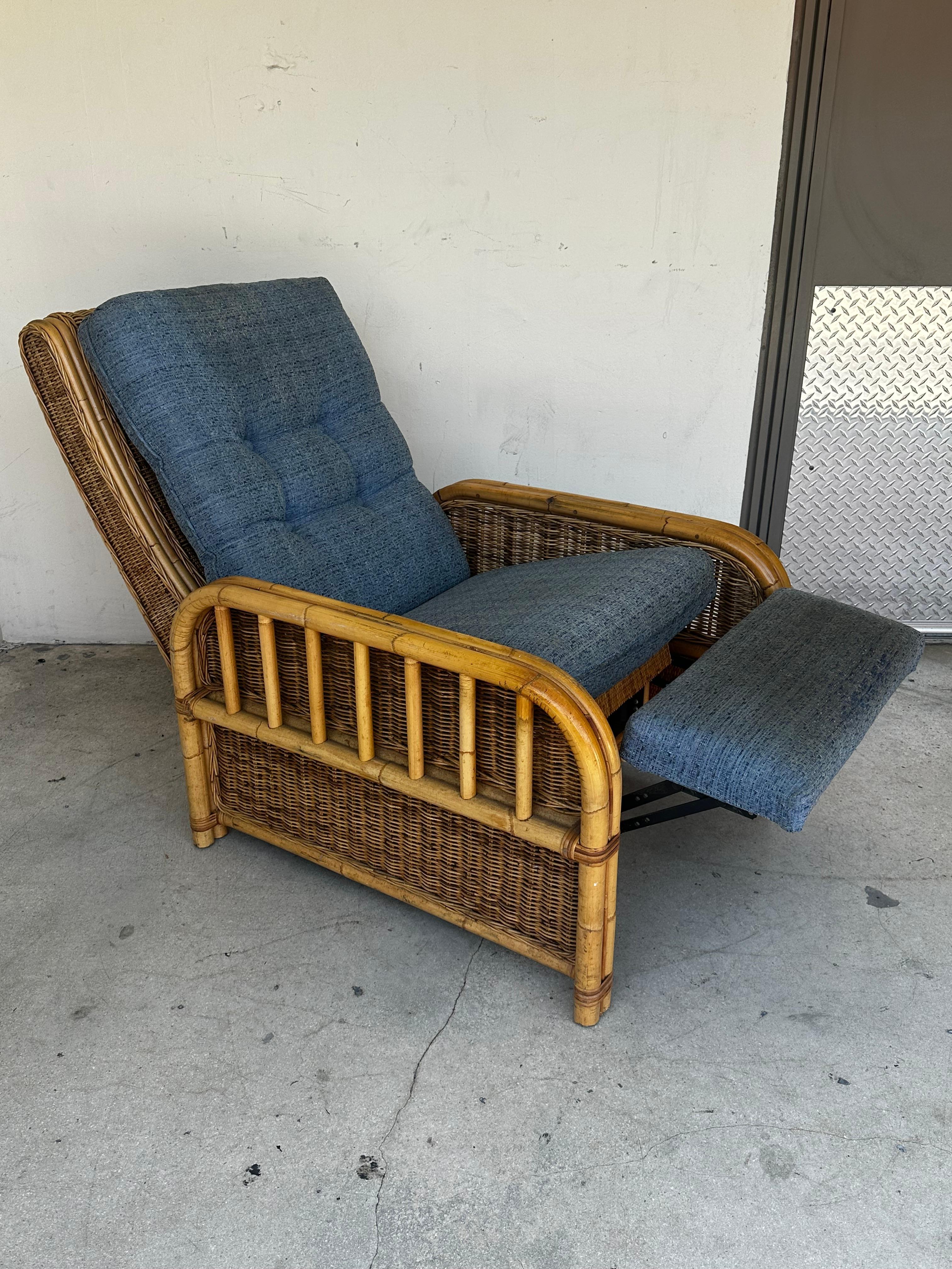 Sillón reclinable de ratán azul denim de los años 60 Estadounidense en venta