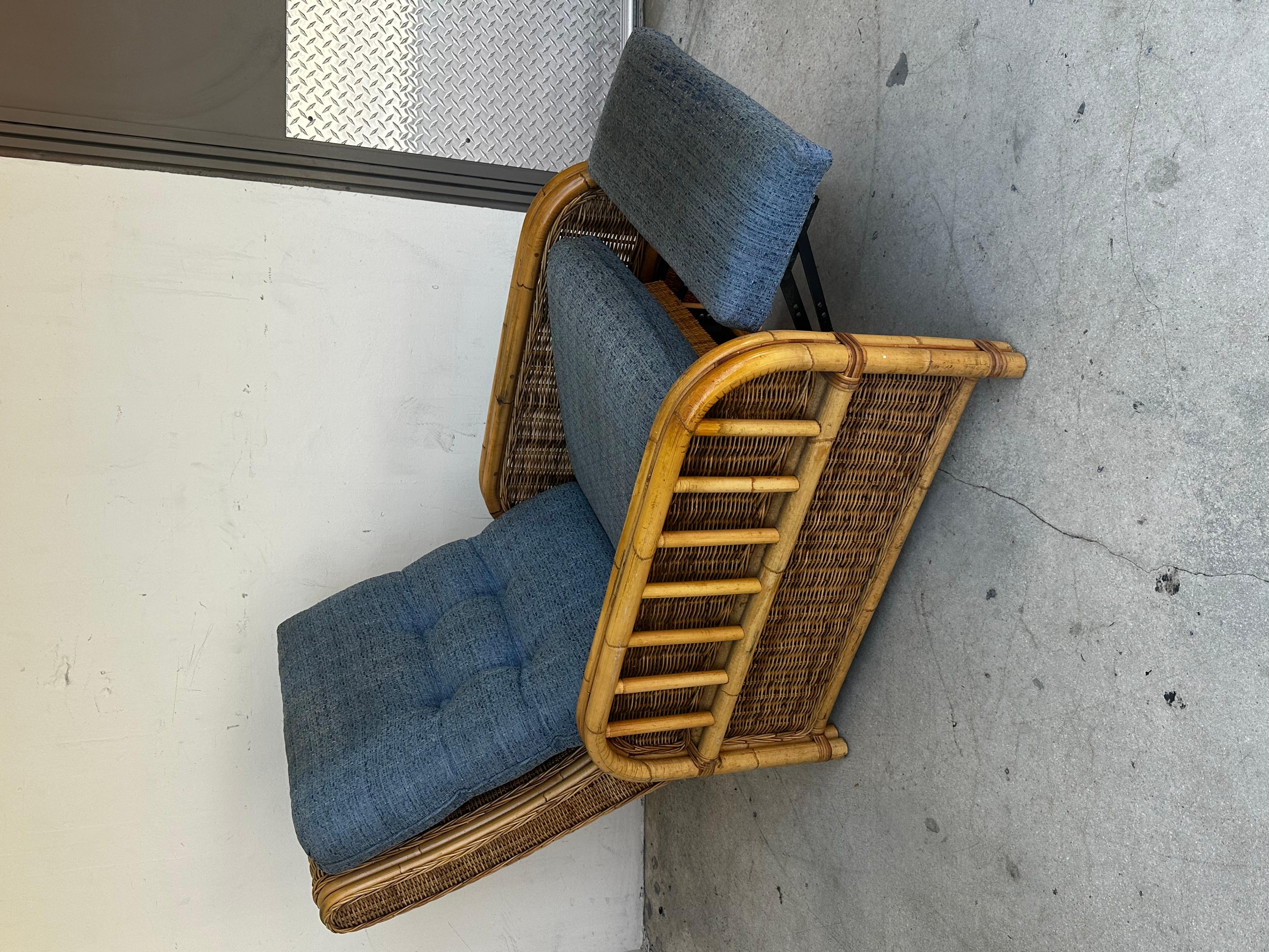 Américain Chaise longue en rotin Cane Denim Blue des années 1960 en vente