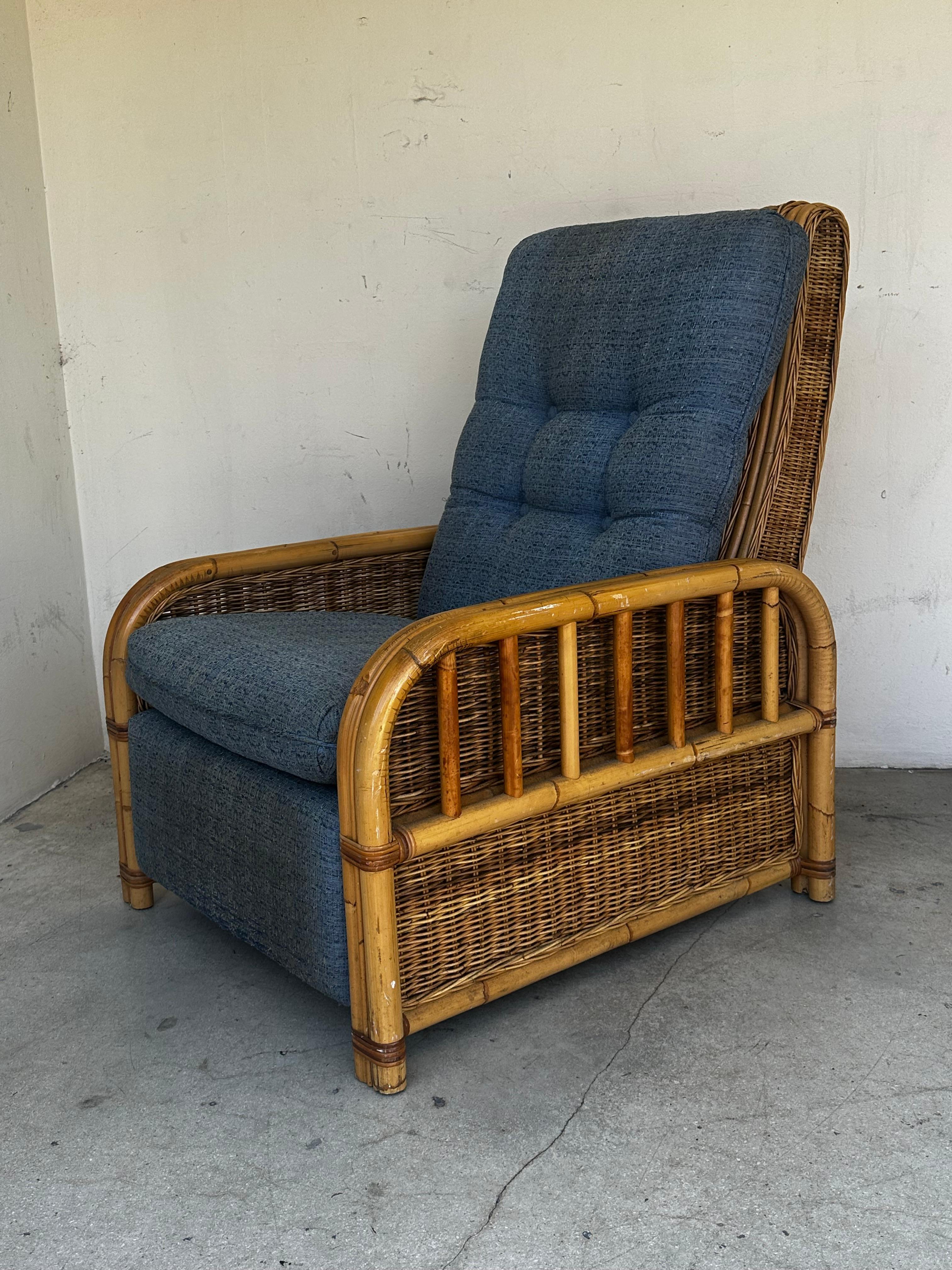 Sillón reclinable de ratán azul denim de los años 60 mediados del siglo XX en venta