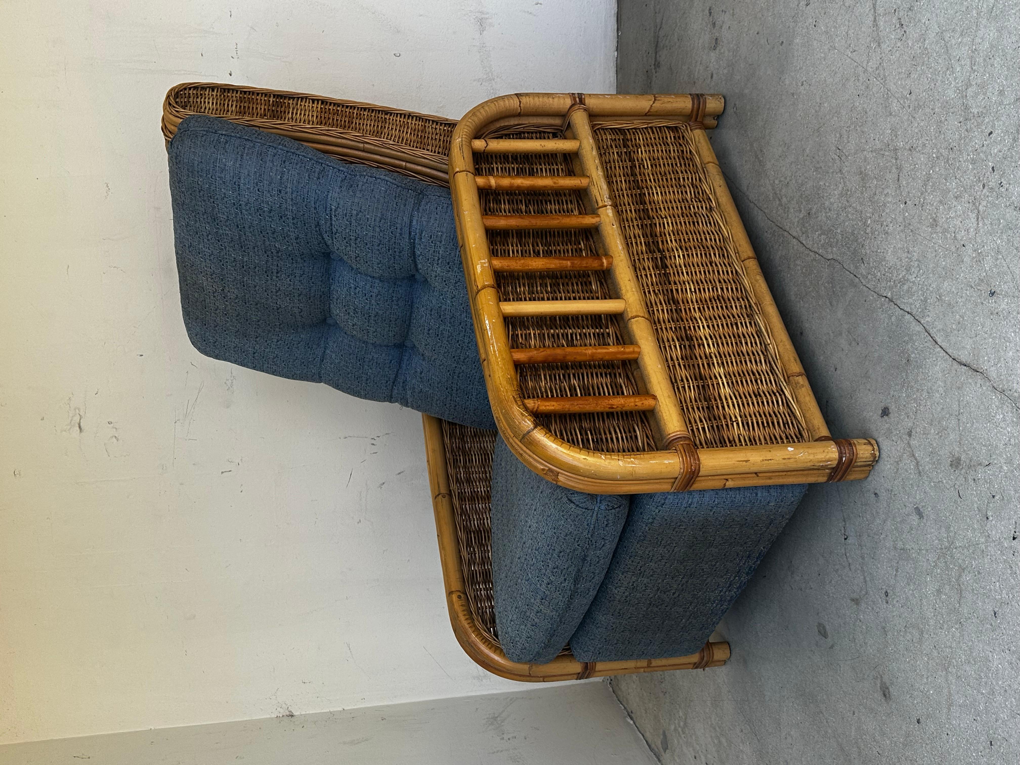 Milieu du XXe siècle Chaise longue en rotin Cane Denim Blue des années 1960 en vente