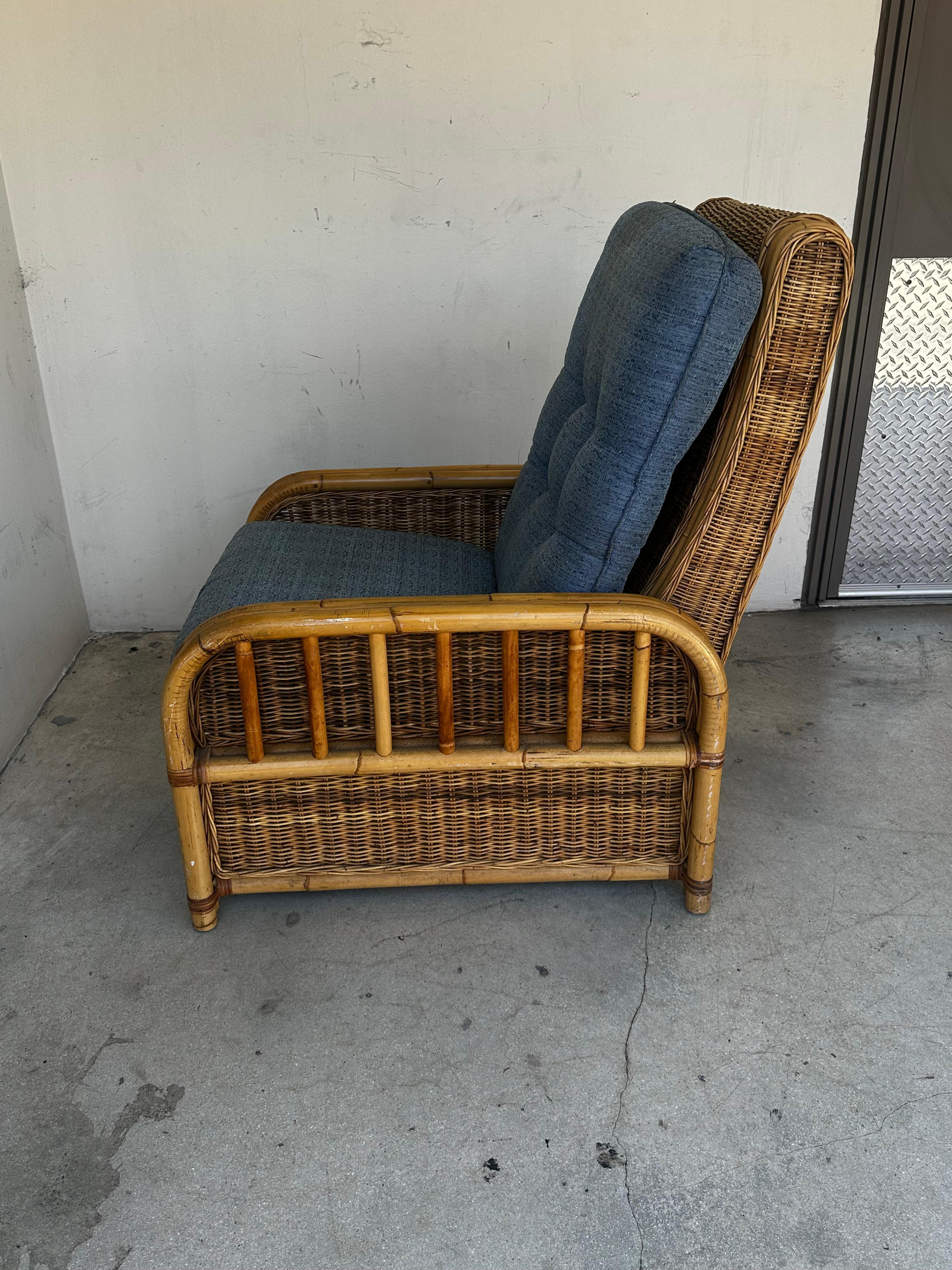 Sillón reclinable de ratán azul denim de los años 60 Tapicería en venta