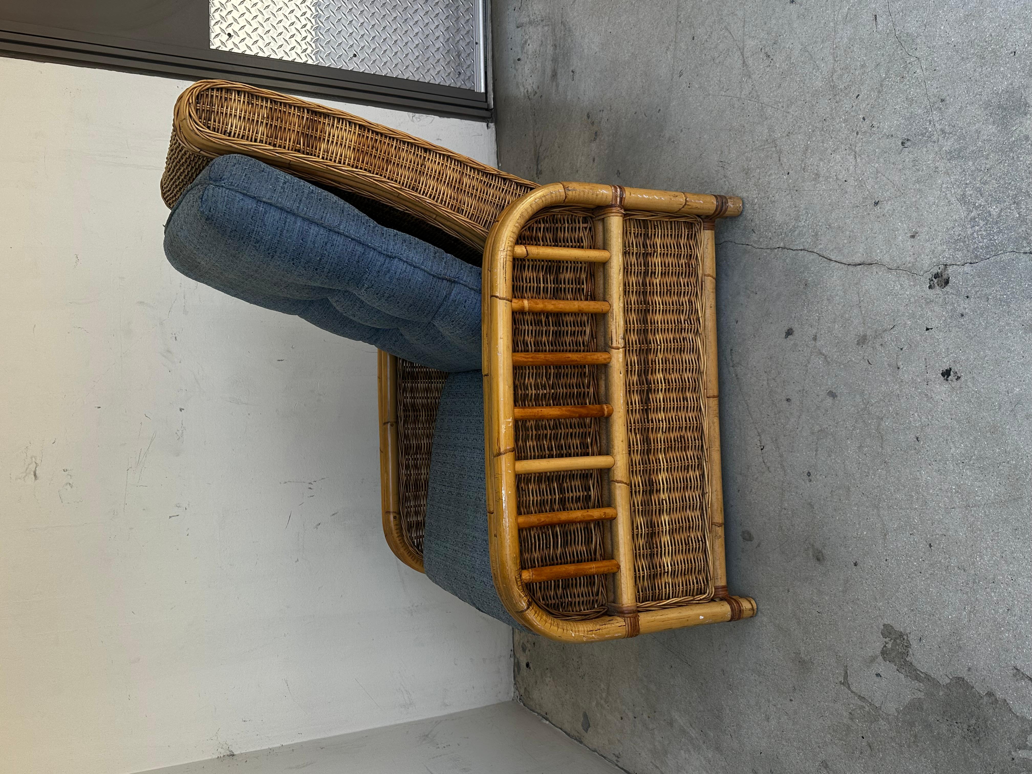 Tissu d'ameublement Chaise longue en rotin Cane Denim Blue des années 1960 en vente