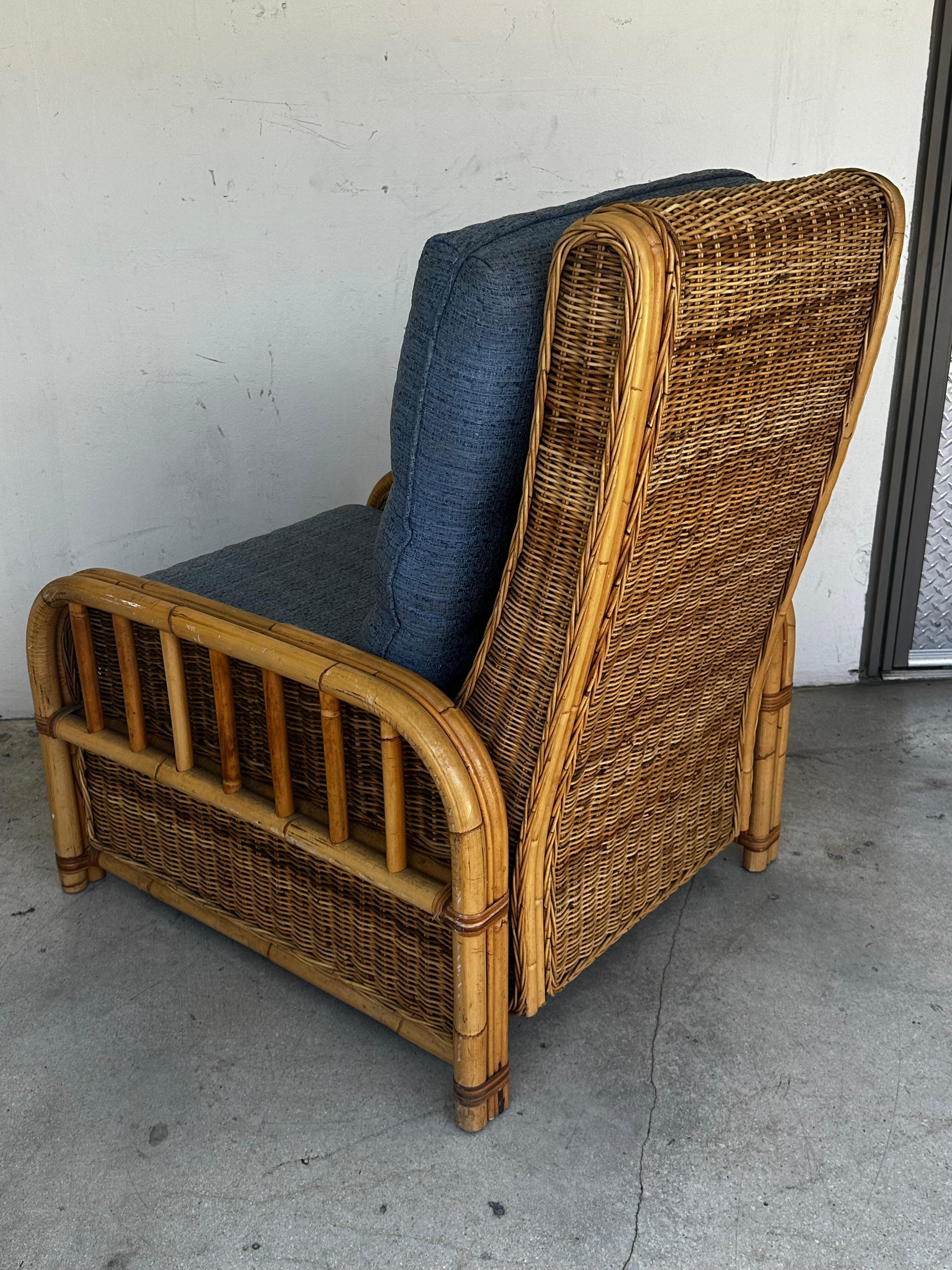 Sillón reclinable de ratán azul denim de los años 60 en venta 1