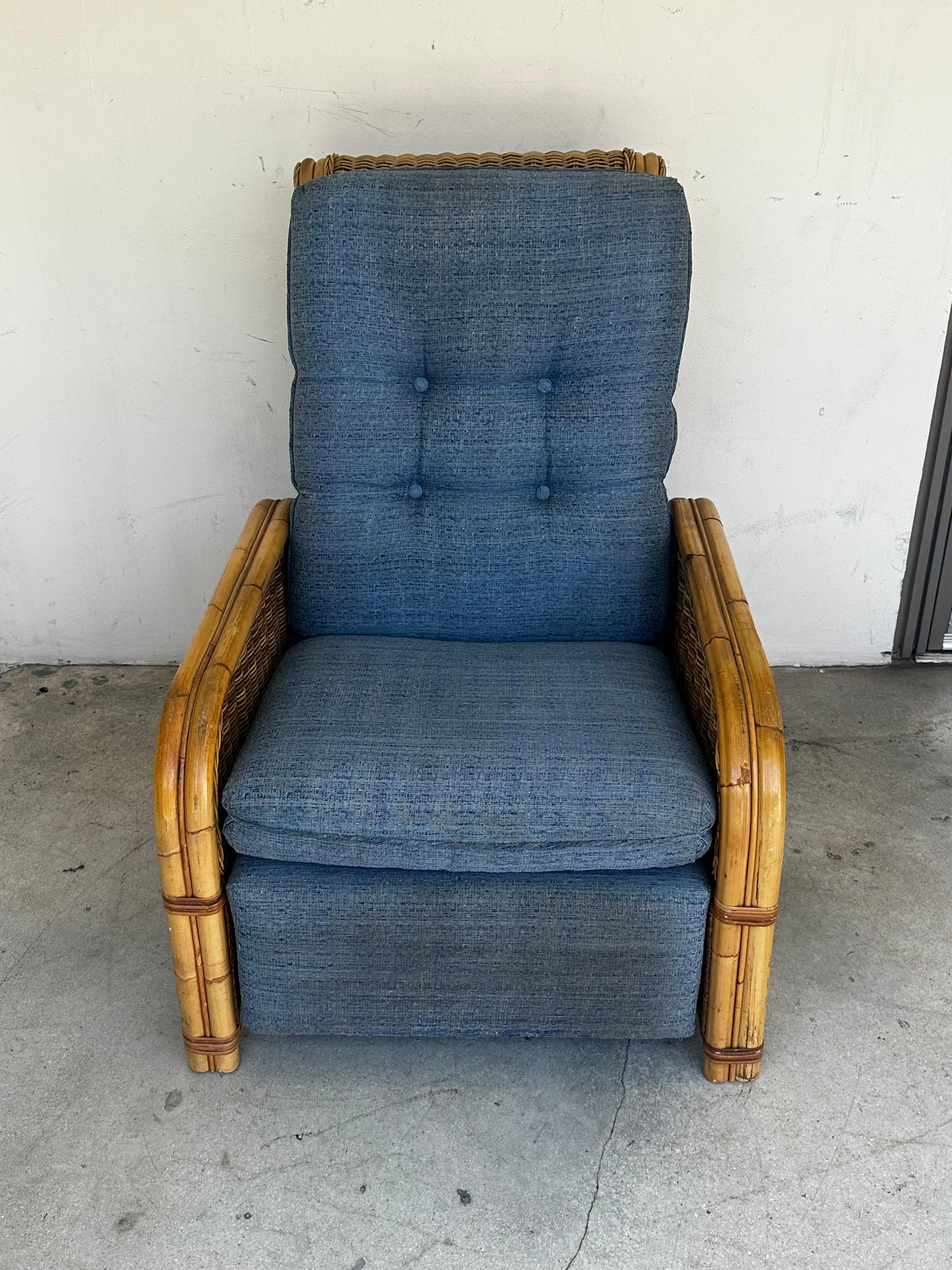Sillón reclinable de ratán azul denim de los años 60 en venta 2
