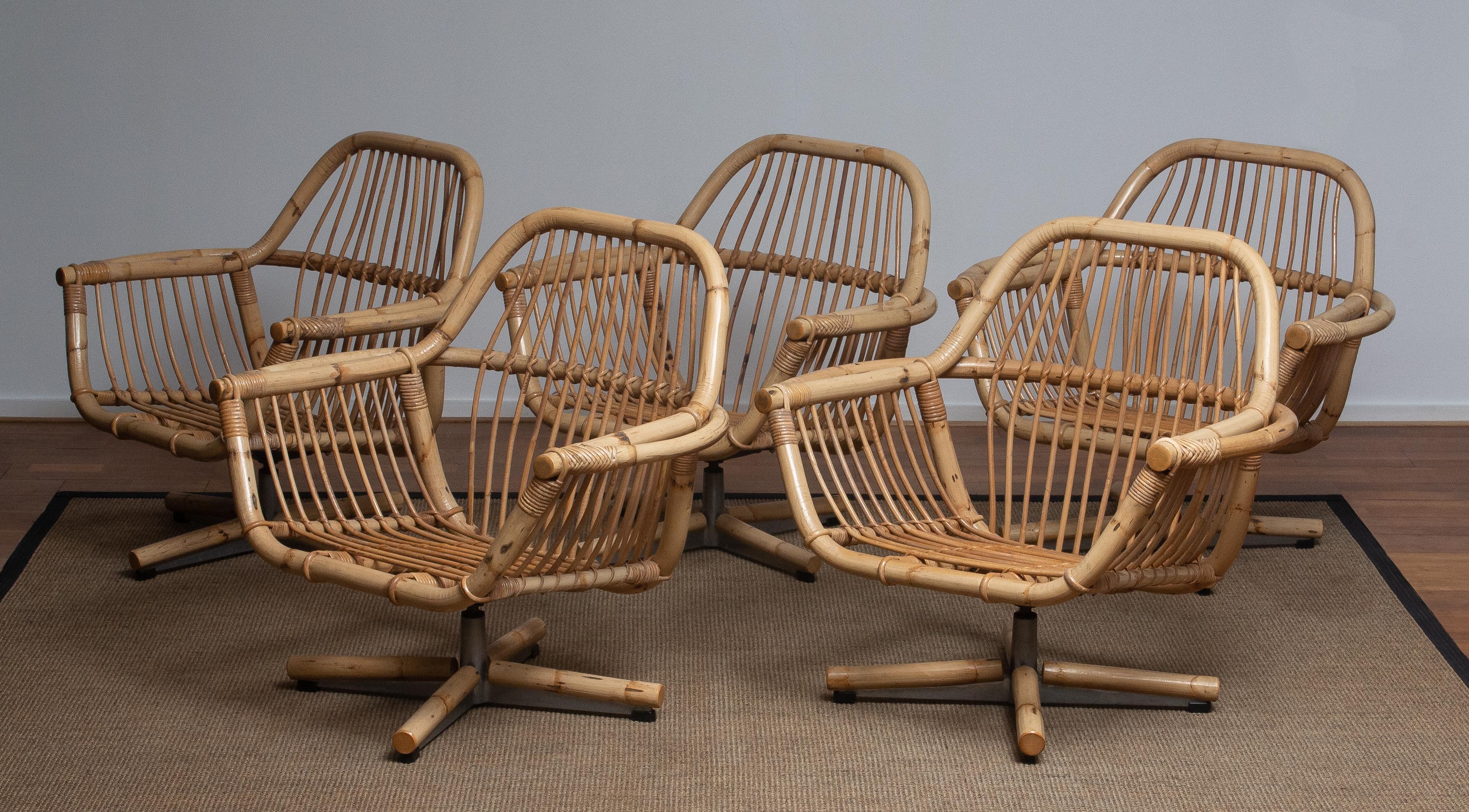 Extremely beautiful and rare Scandinavian garden set / lounge set consisting five rattan swivel chairs (on an aluminum stand) and one coffee table all in original and good condition.
Made in Sweden in the 1960s.
Sizes of the five chairs are for
