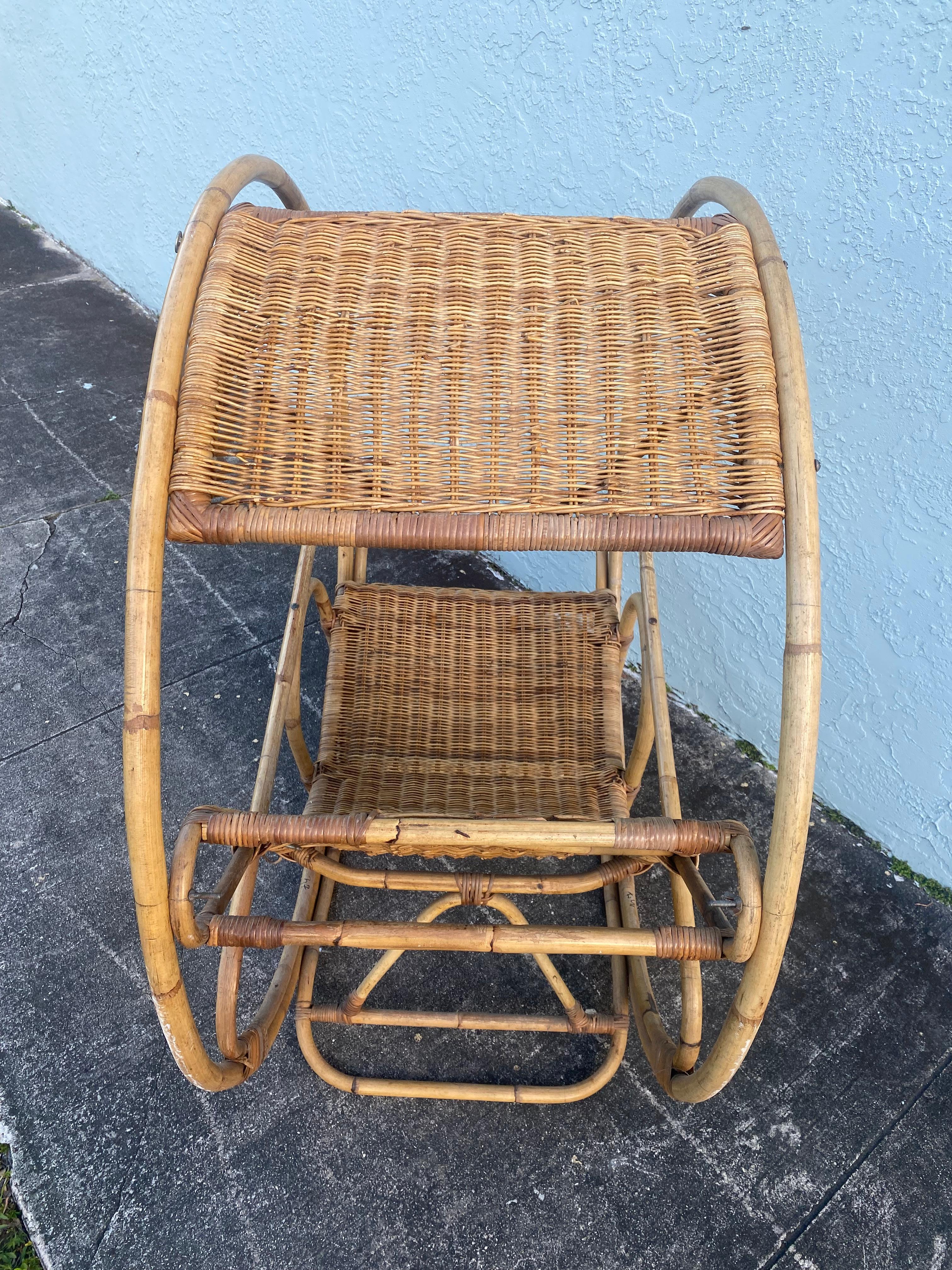 1960s Rattan MCM Wicker Italian Sculptural Circular Rocking Chair For Sale 6