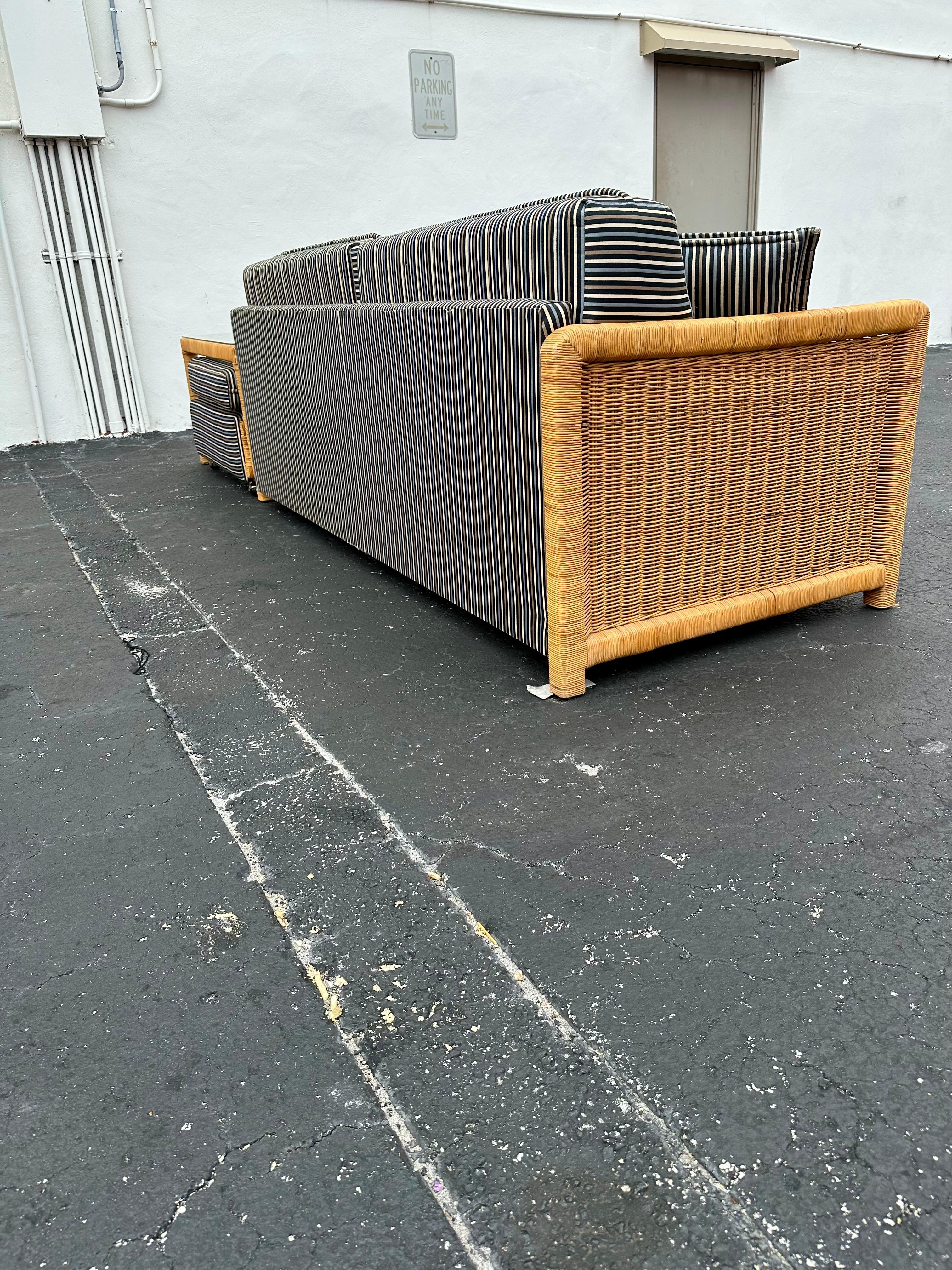 Canapé sectionnel à roulettes en osier rayé avec table d'angle MCM des années 1960 en vente 4
