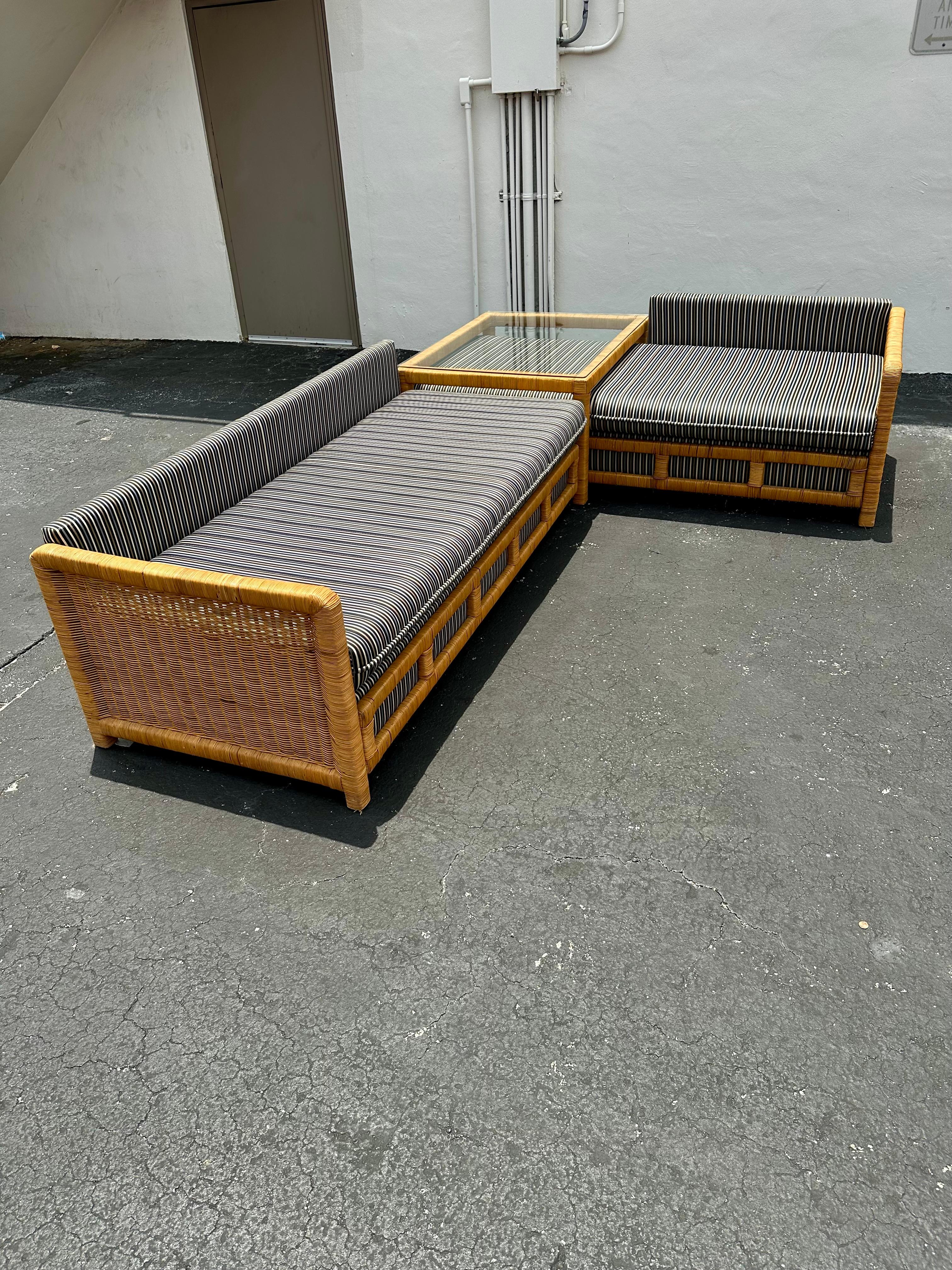 Canapé sectionnel à roulettes en osier rayé avec table d'angle MCM des années 1960 en vente 5
