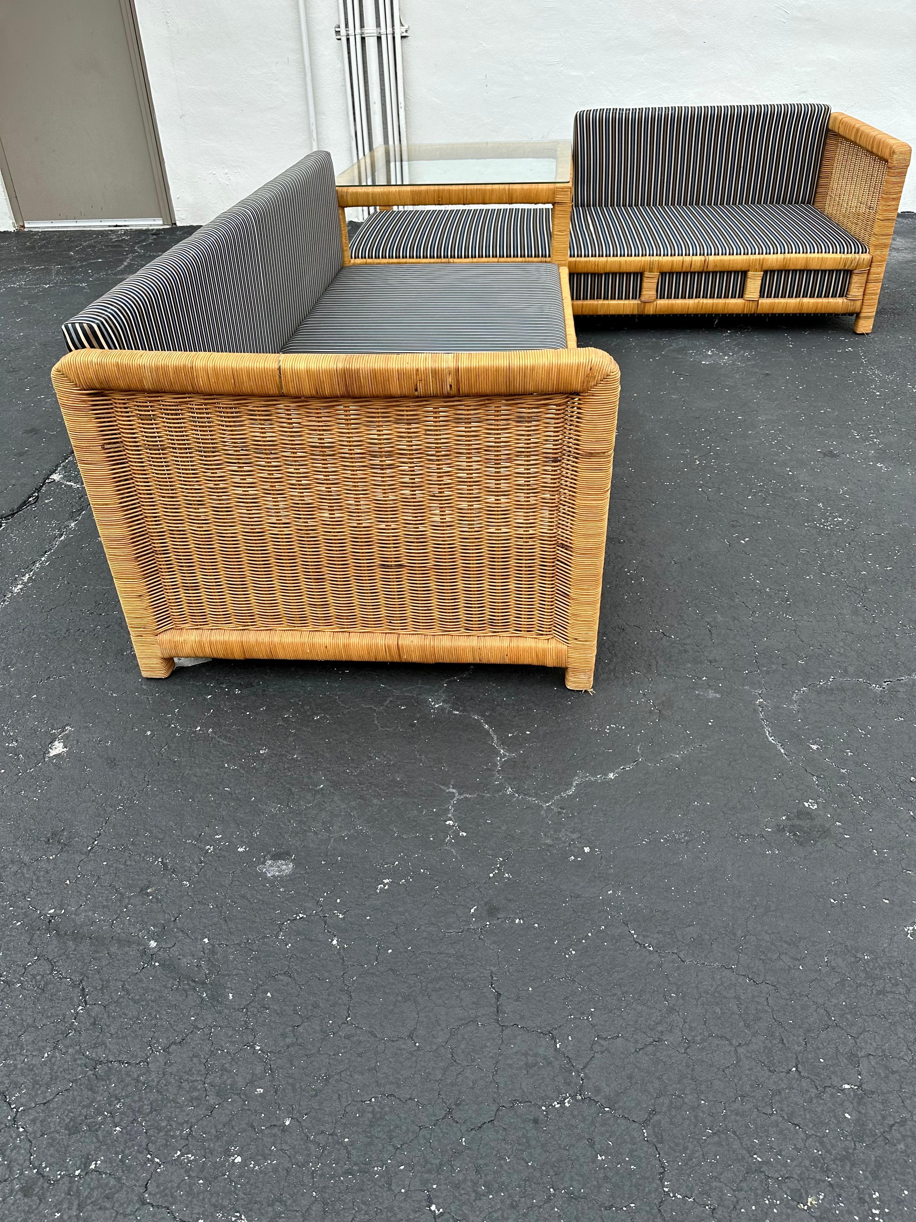 Canapé sectionnel à roulettes en osier rayé avec table d'angle MCM des années 1960 en vente 6