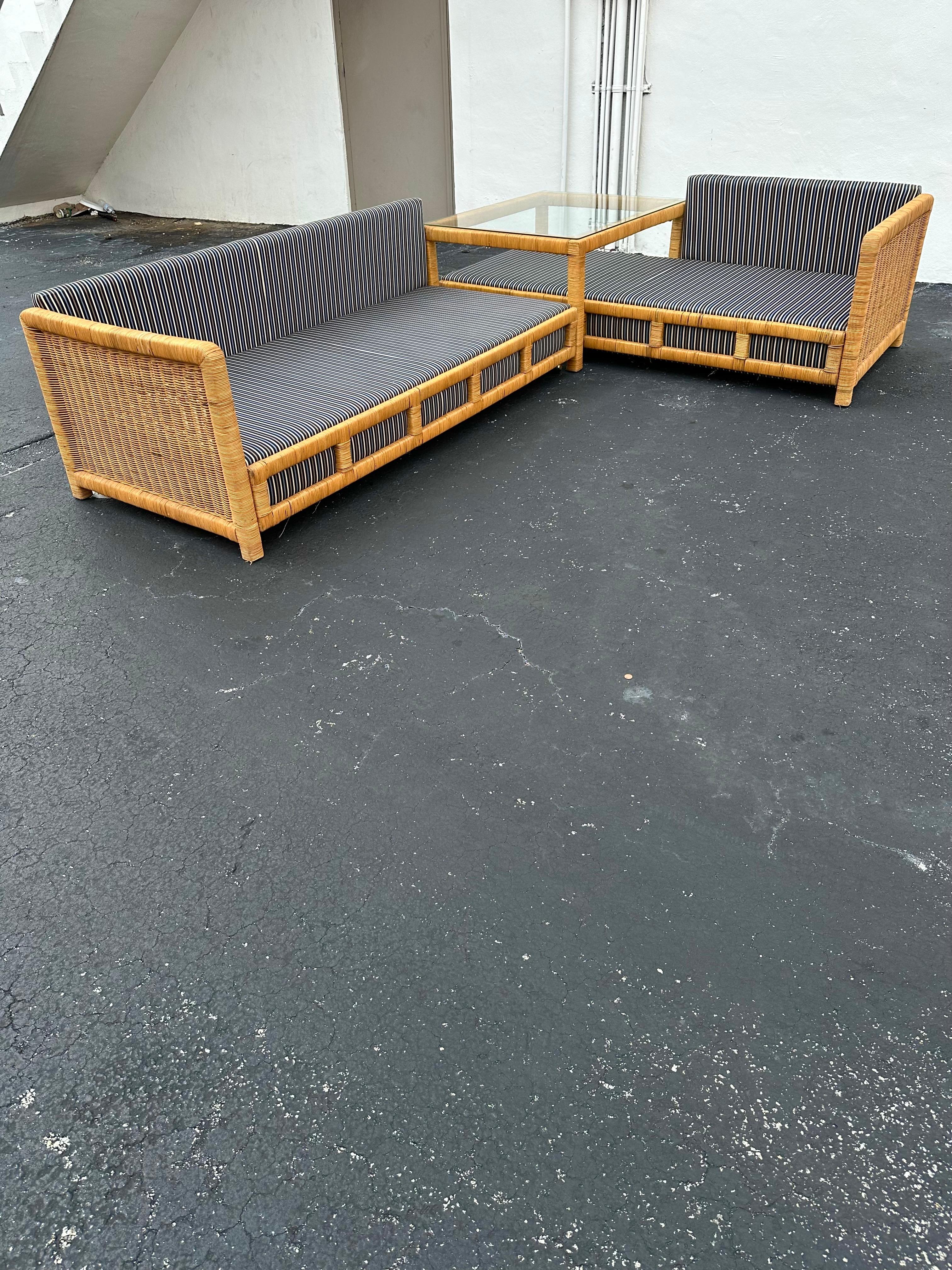 Canapé sectionnel à roulettes en osier rayé avec table d'angle MCM des années 1960 en vente 7