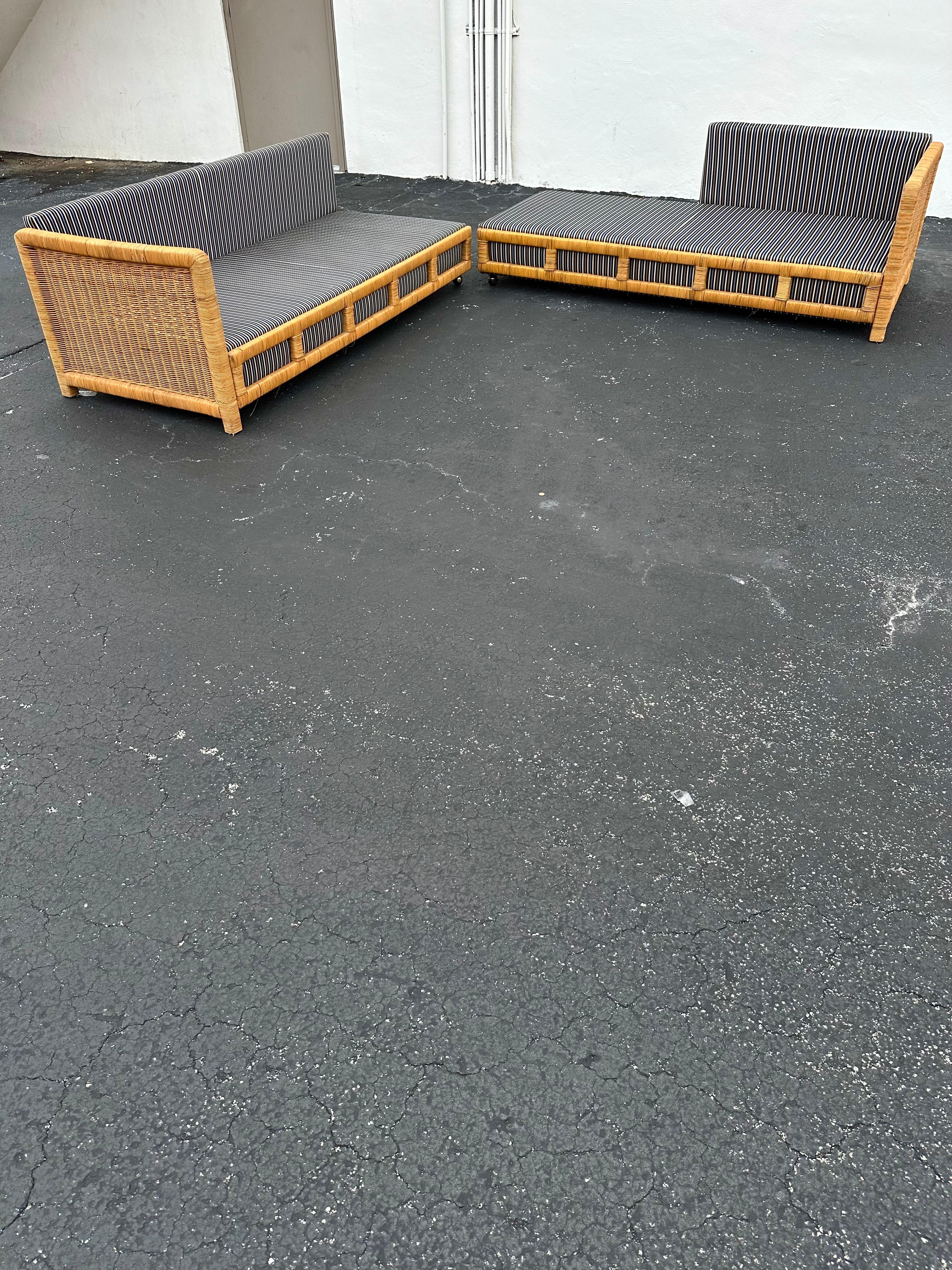 Canapé sectionnel à roulettes en osier rayé avec table d'angle MCM des années 1960 en vente 8