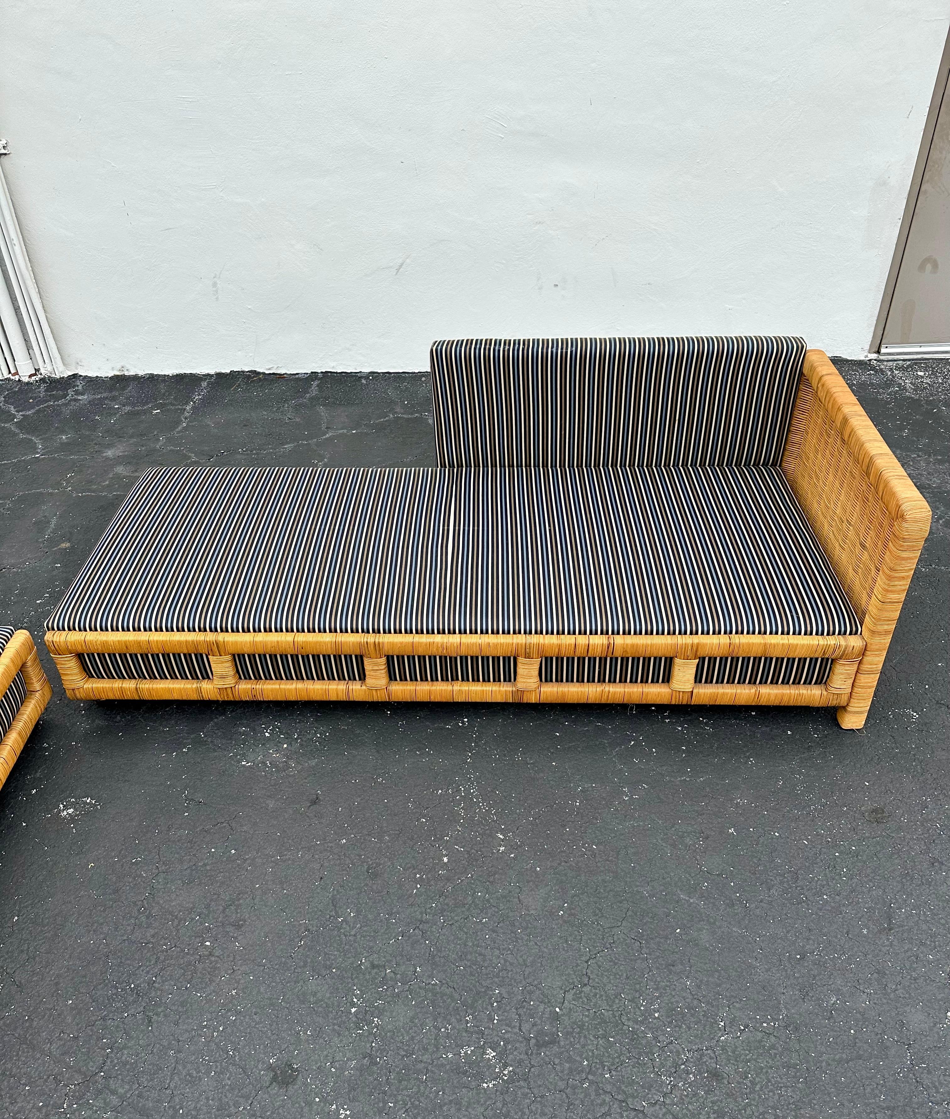 Canapé sectionnel à roulettes en osier rayé avec table d'angle MCM des années 1960 en vente 9