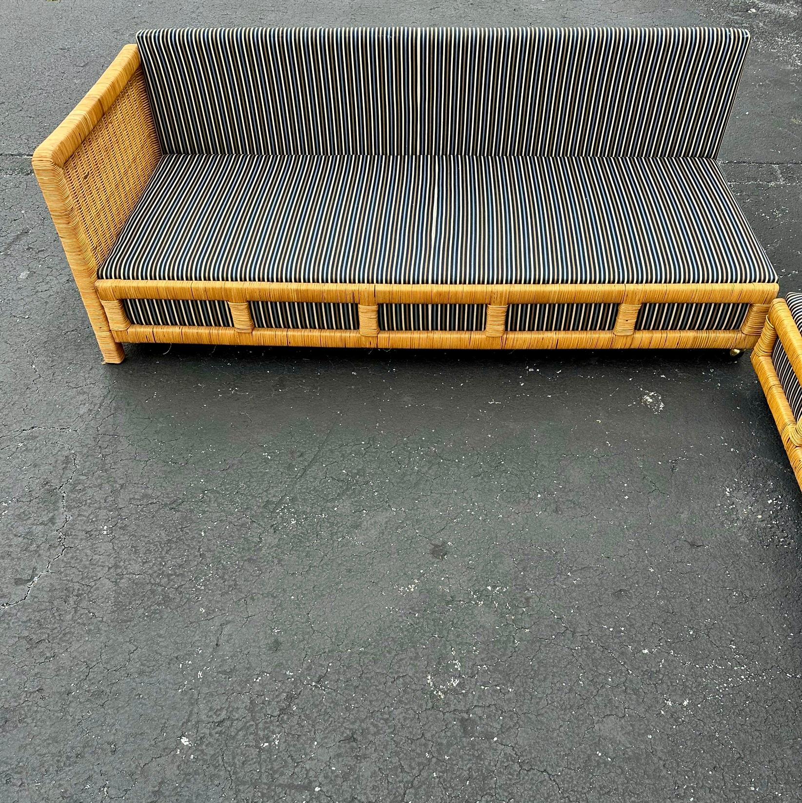 Canapé sectionnel à roulettes en osier rayé avec table d'angle MCM des années 1960 en vente 10