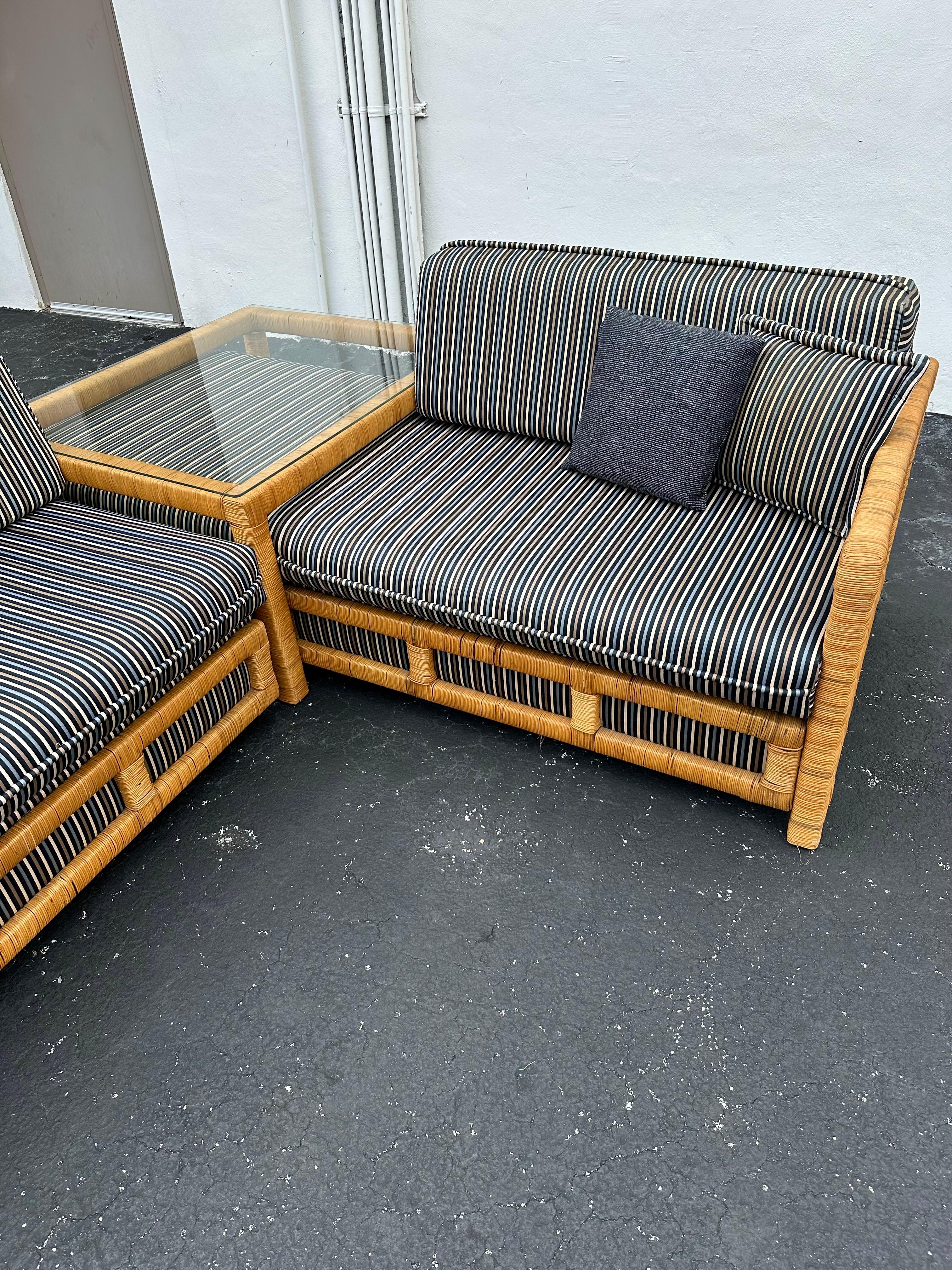 Canapé sectionnel à roulettes en osier rayé avec table d'angle MCM des années 1960 en vente 11