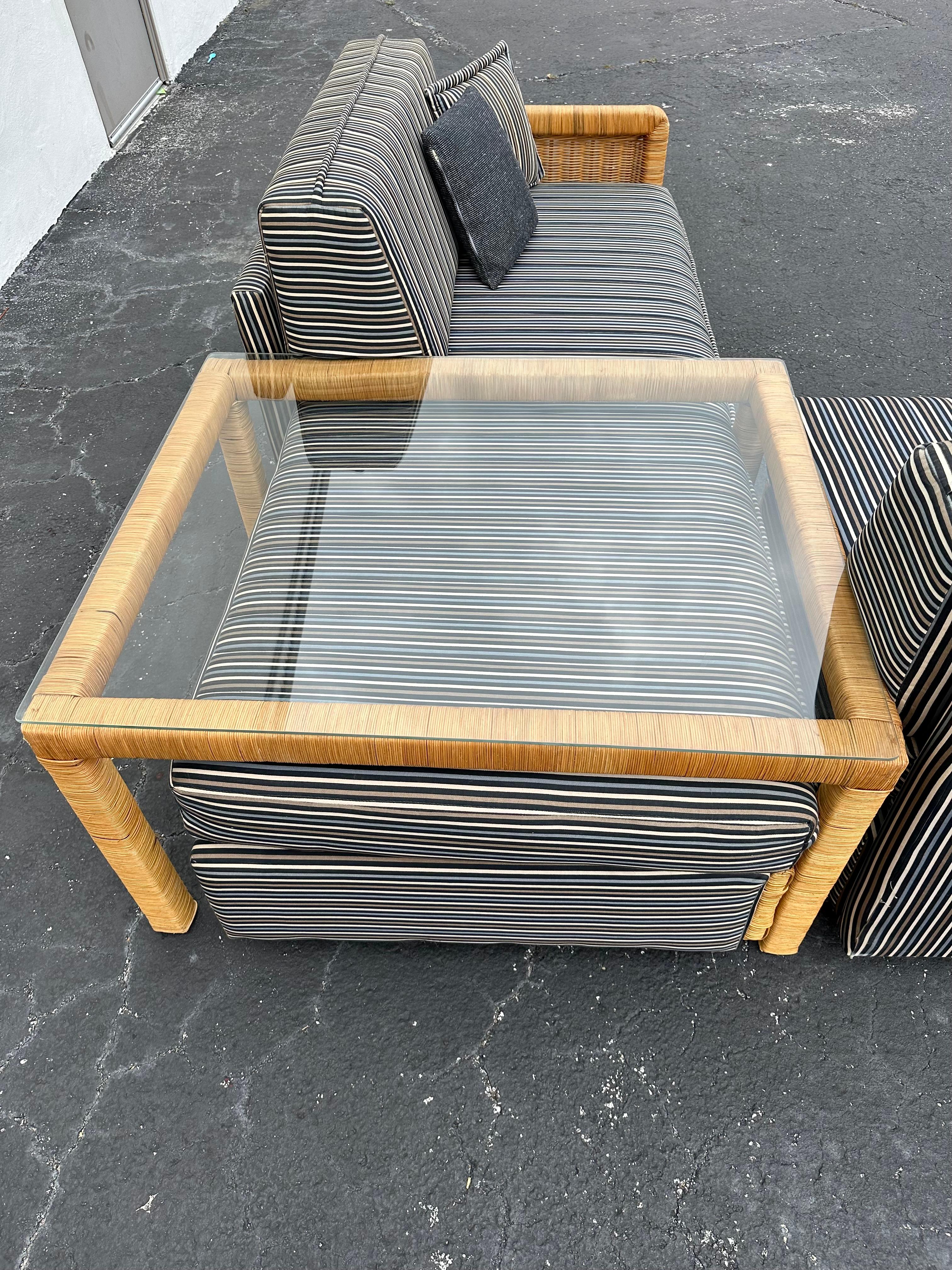 Canapé sectionnel à roulettes en osier rayé avec table d'angle MCM des années 1960 en vente 12