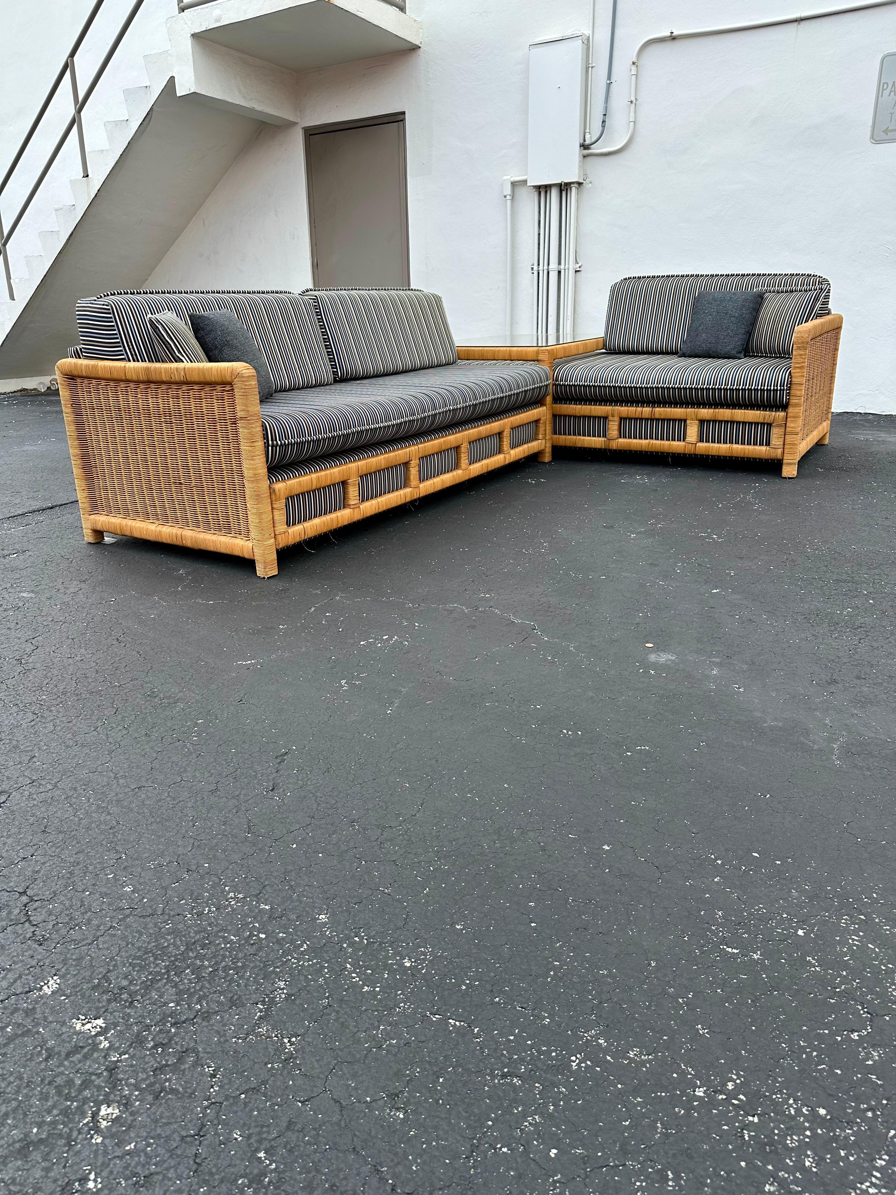 Mid-Century Modern Canapé sectionnel à roulettes en osier rayé avec table d'angle MCM des années 1960 en vente
