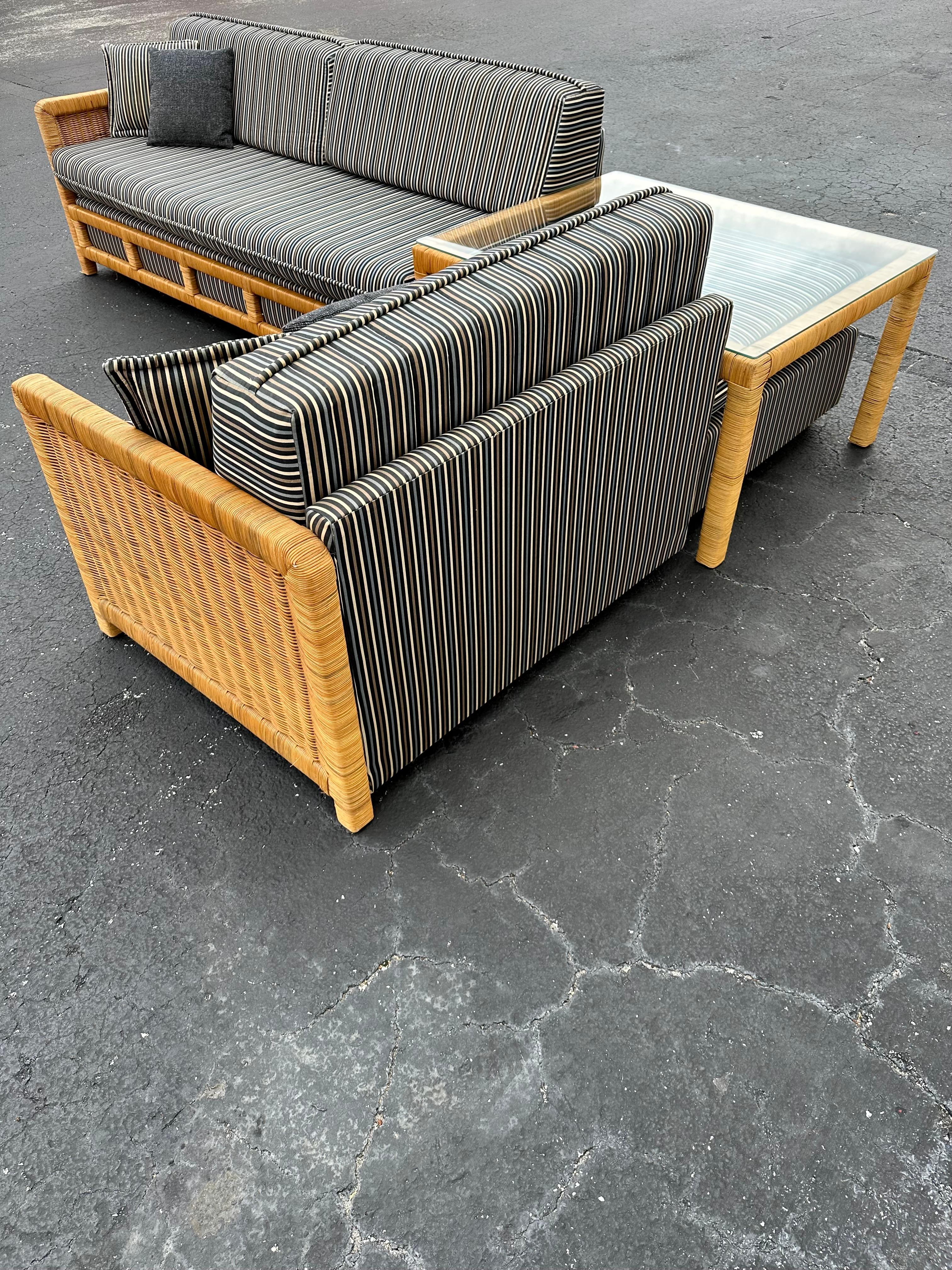 Canapé sectionnel à roulettes en osier rayé avec table d'angle MCM des années 1960 Excellent état - En vente à Fort Lauderdale, FL