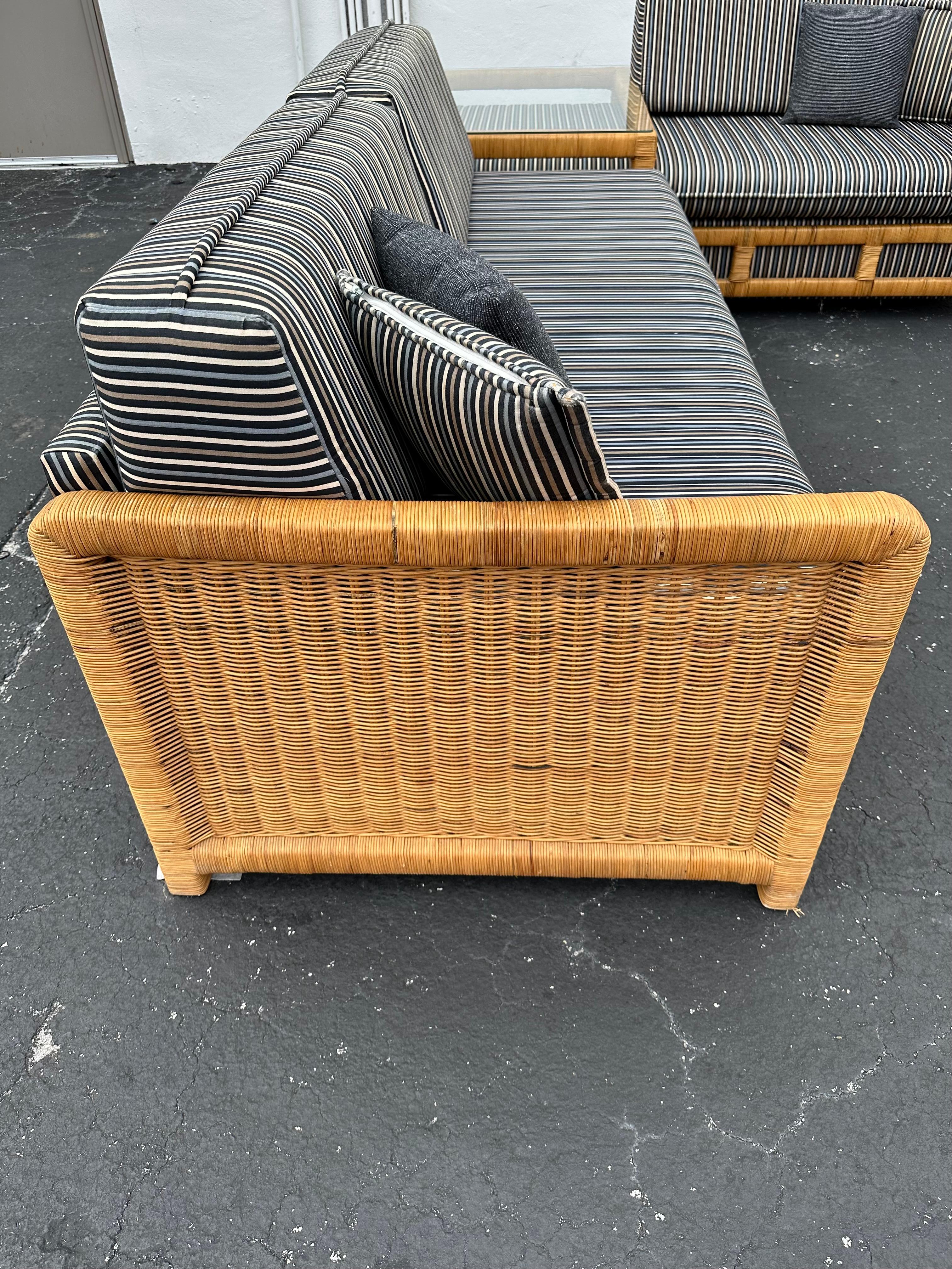 Milieu du XXe siècle Canapé sectionnel à roulettes en osier rayé avec table d'angle MCM des années 1960 en vente