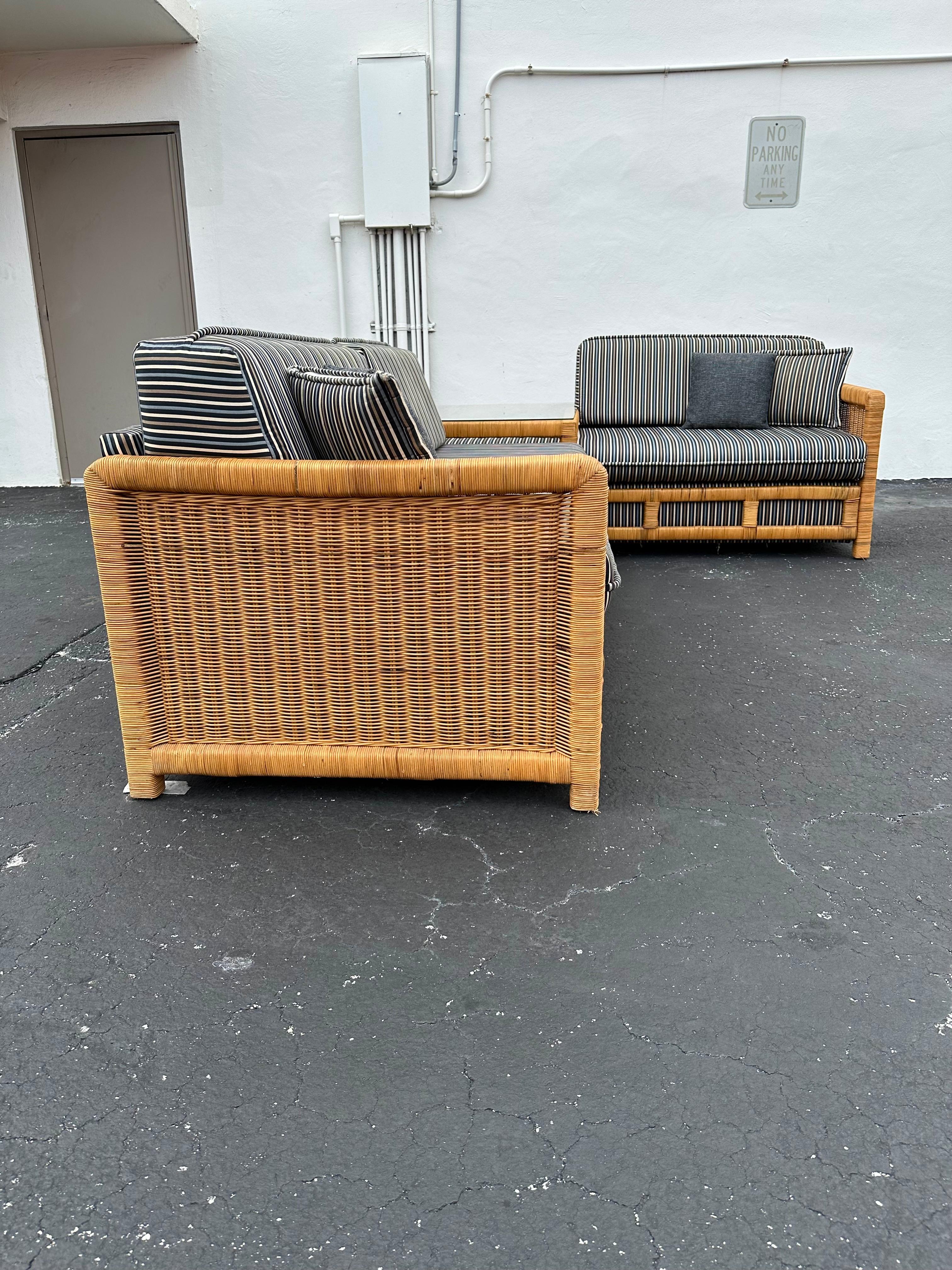 Tissu d'ameublement Canapé sectionnel à roulettes en osier rayé avec table d'angle MCM des années 1960 en vente