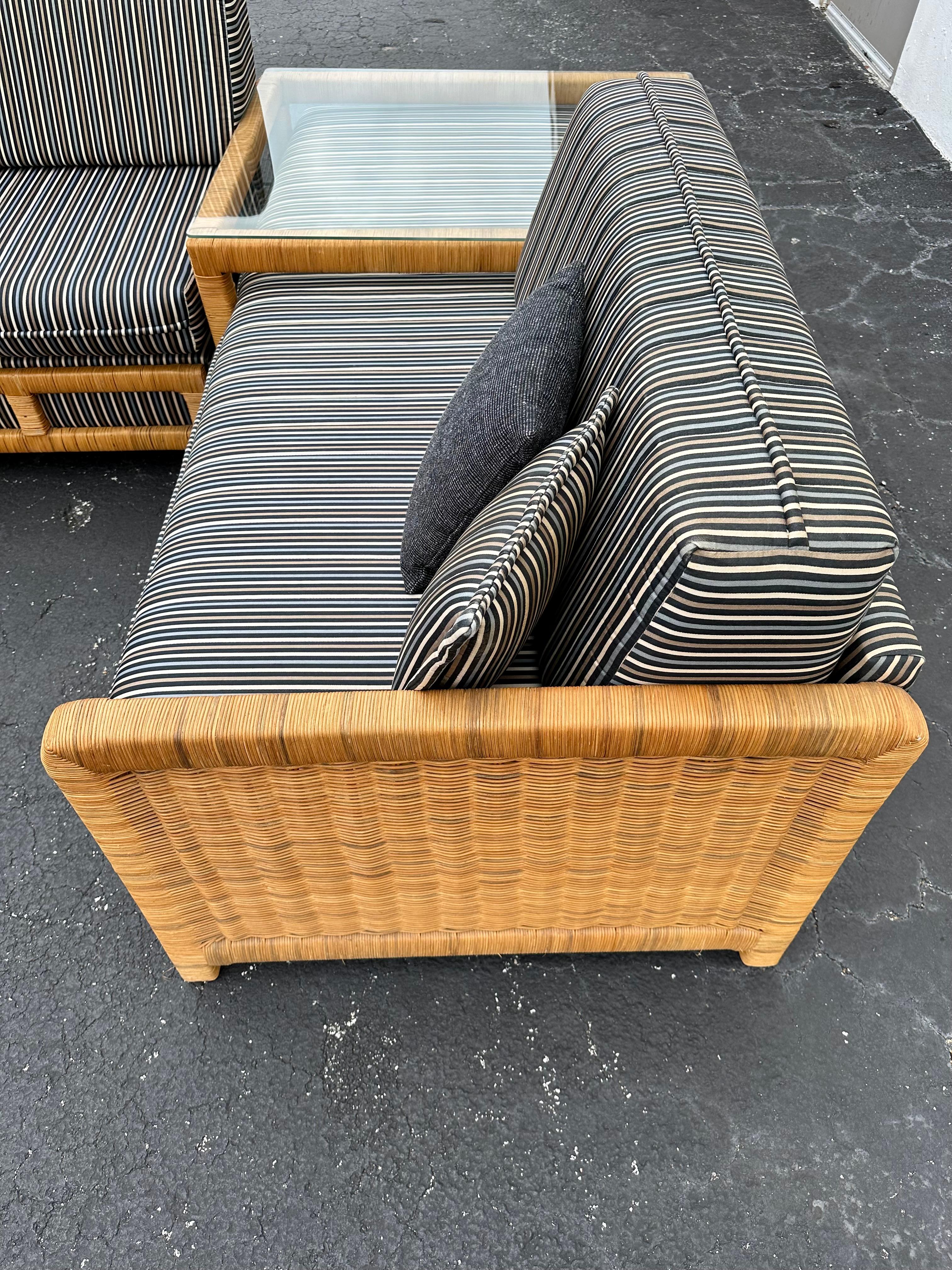 Canapé sectionnel à roulettes en osier rayé avec table d'angle MCM des années 1960 en vente 1