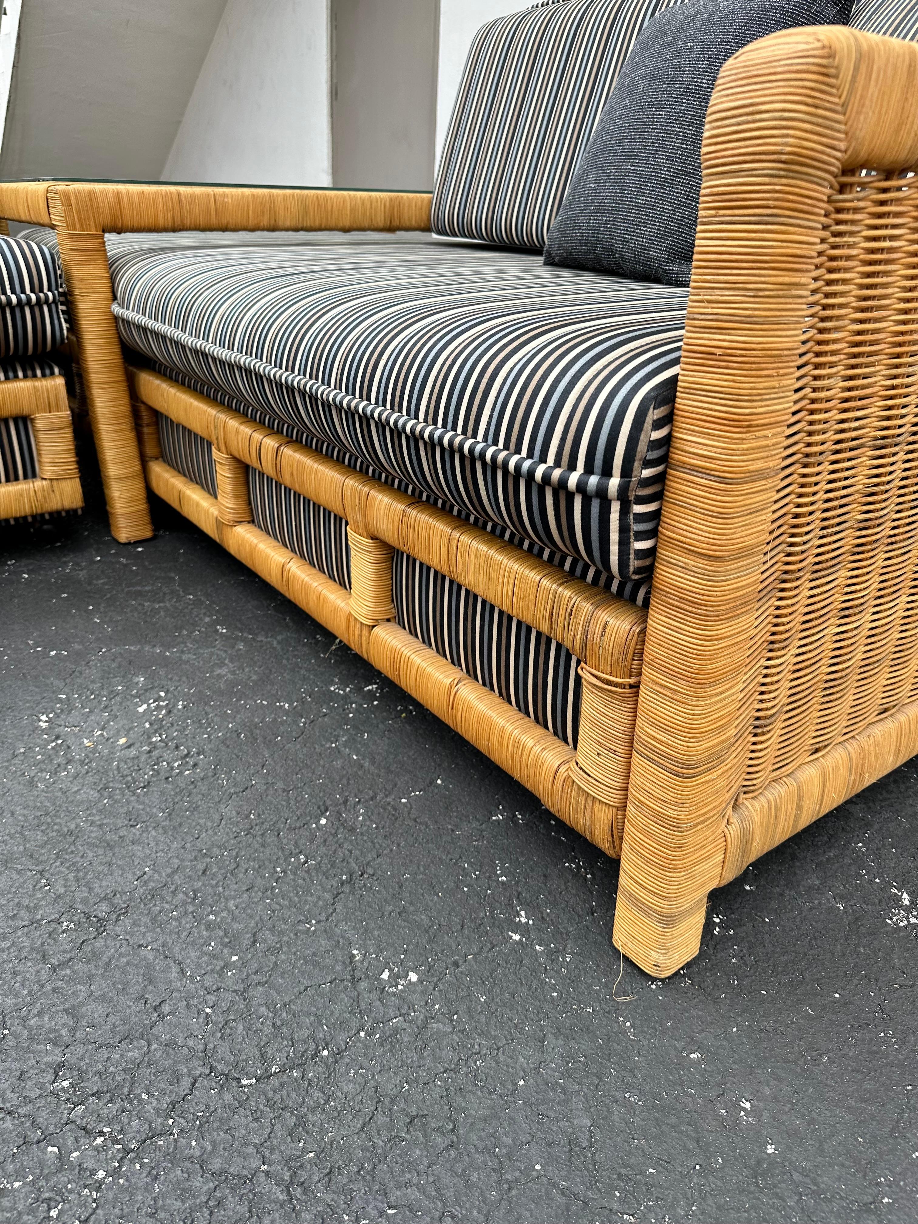 Canapé sectionnel à roulettes en osier rayé avec table d'angle MCM des années 1960 en vente 2