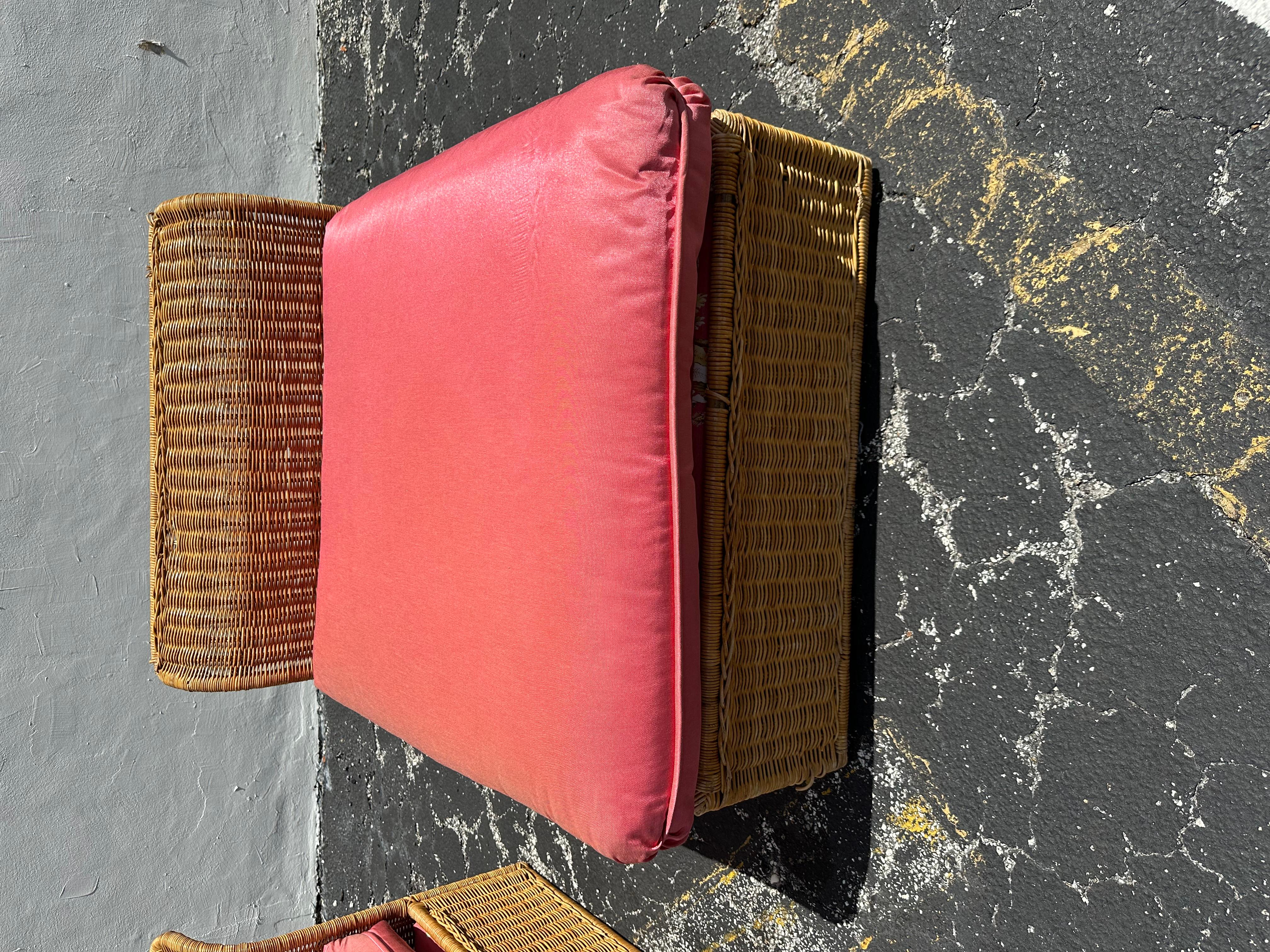 Sedie da salotto MCM in vimini e rattan rosa degli anni '60, set di 2 in vendita 3