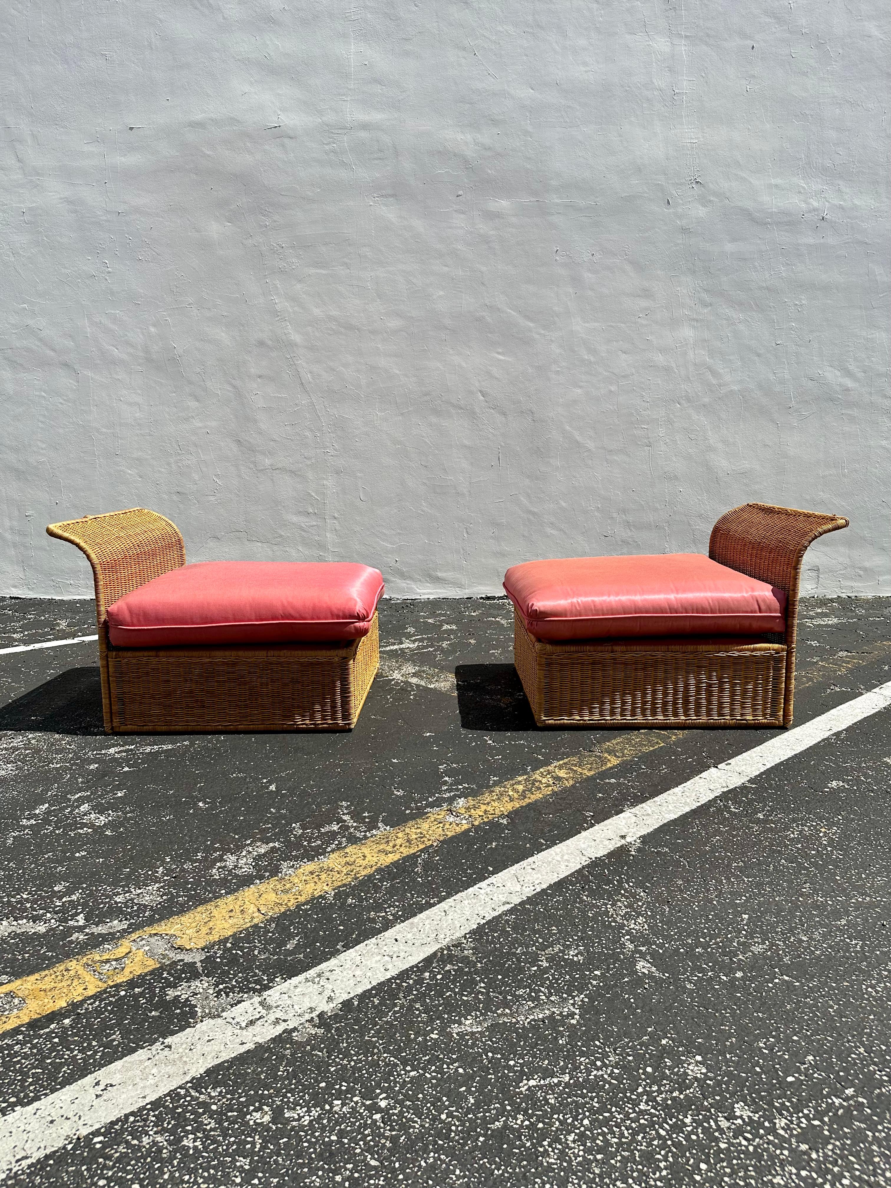 In questa occasione ti offriamo una delle più belle e rare sedie a pantofola imbottite in rattan rosa che tu possa sperare di trovare. Il design è eccezionale. Le bellissime sedie sono un pezzo forte e ricco di personalità!!! Guarda gli splendidi