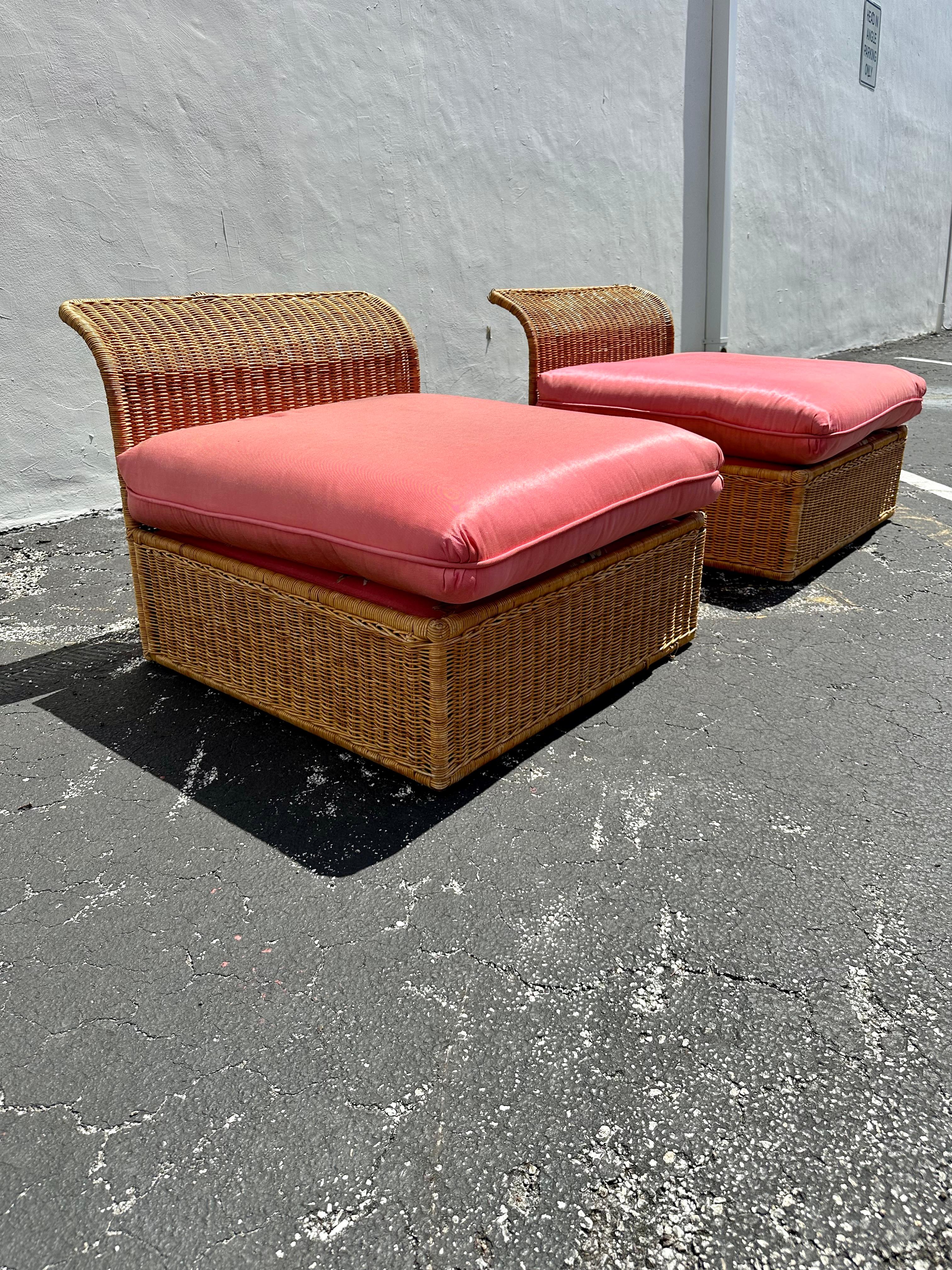 Filippino Sedie da salotto MCM in vimini e rattan rosa degli anni '60, set di 2 in vendita