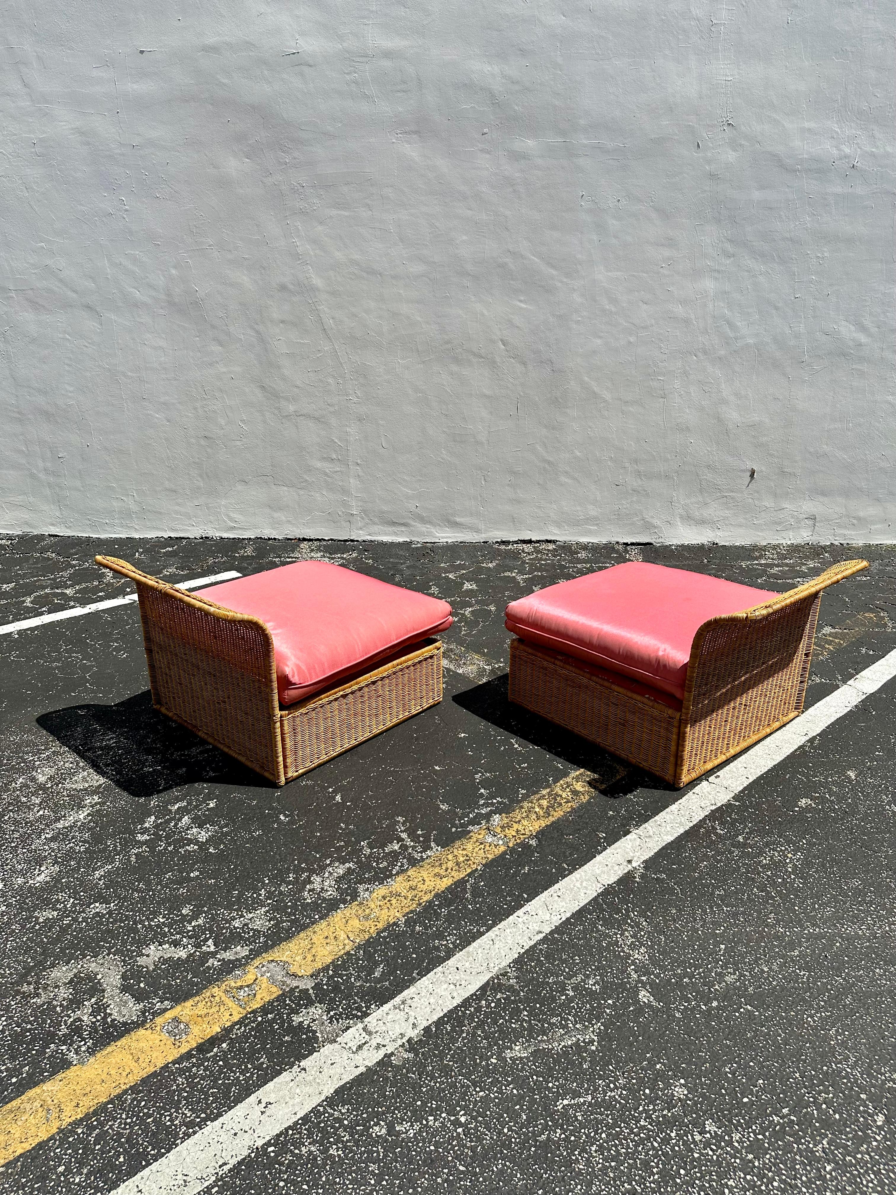 Metà XX secolo Sedie da salotto MCM in vimini e rattan rosa degli anni '60, set di 2 in vendita