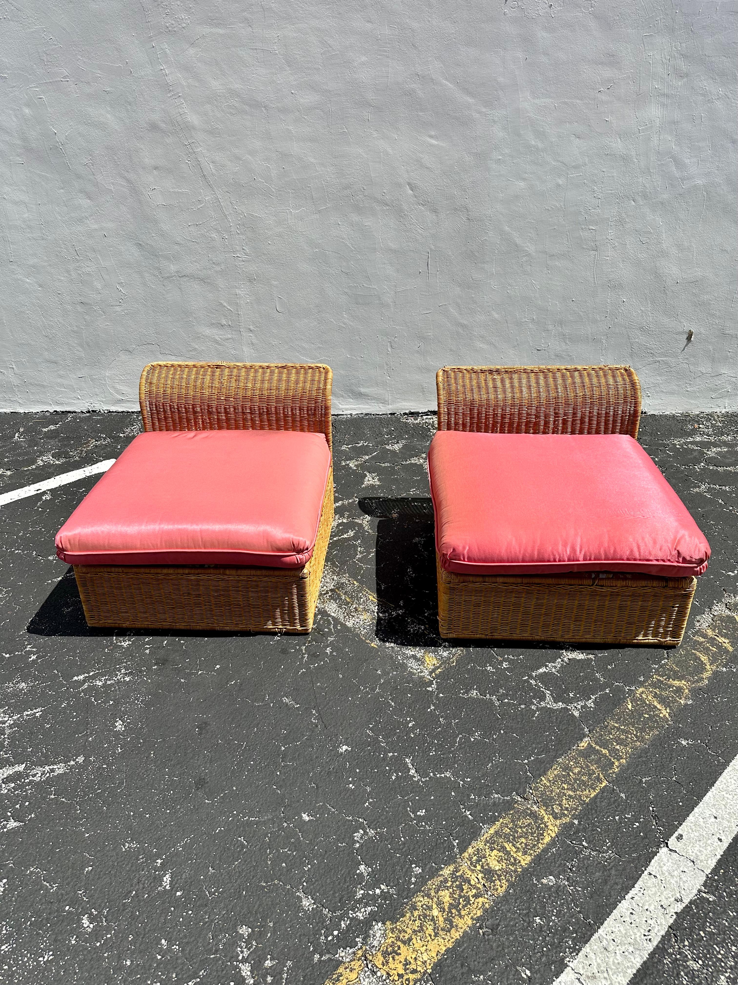 Tappezzeria Sedie da salotto MCM in vimini e rattan rosa degli anni '60, set di 2 in vendita