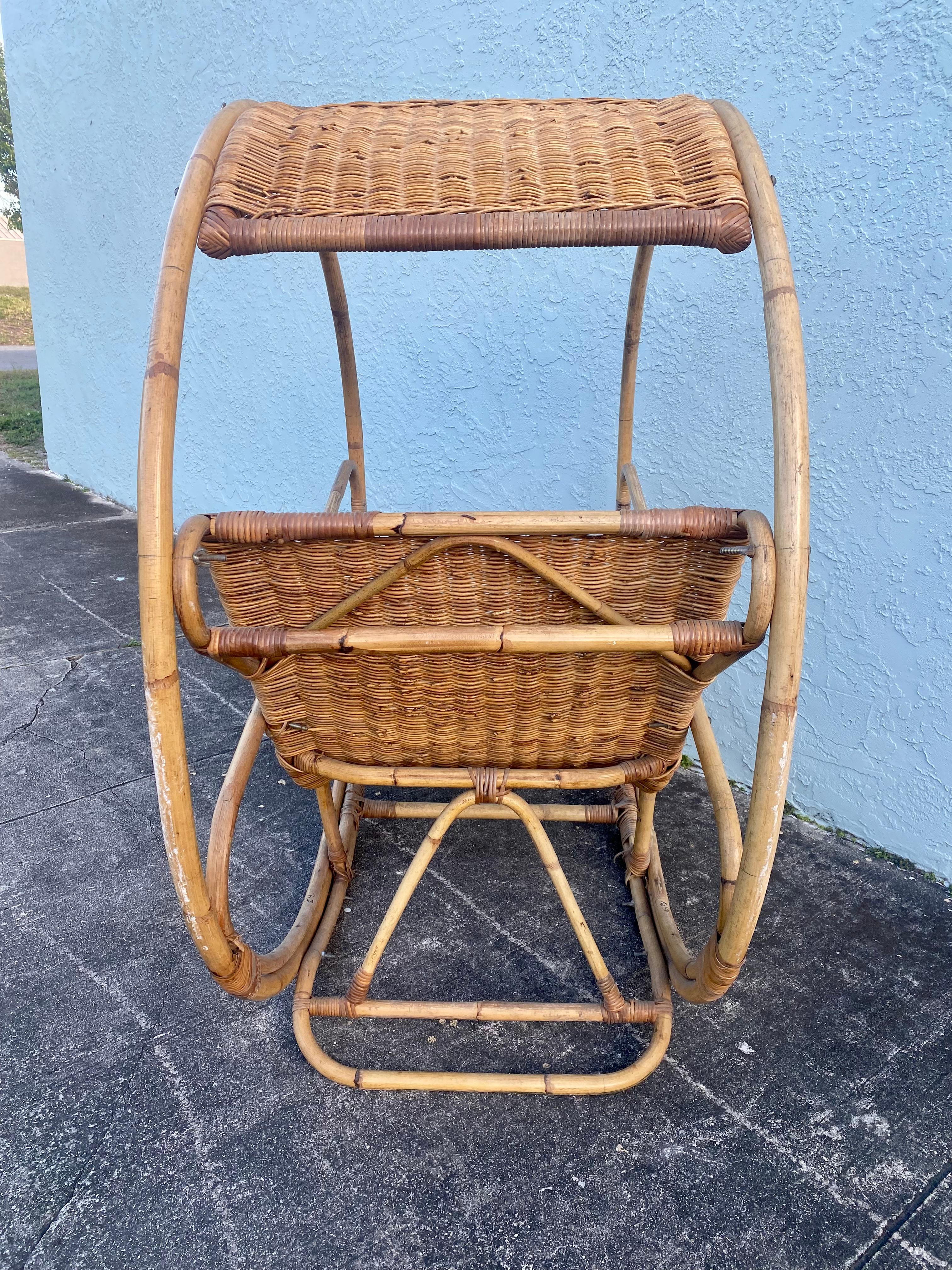 Rocking Chair rond sculptural en rotin des années 1960 en vente 3