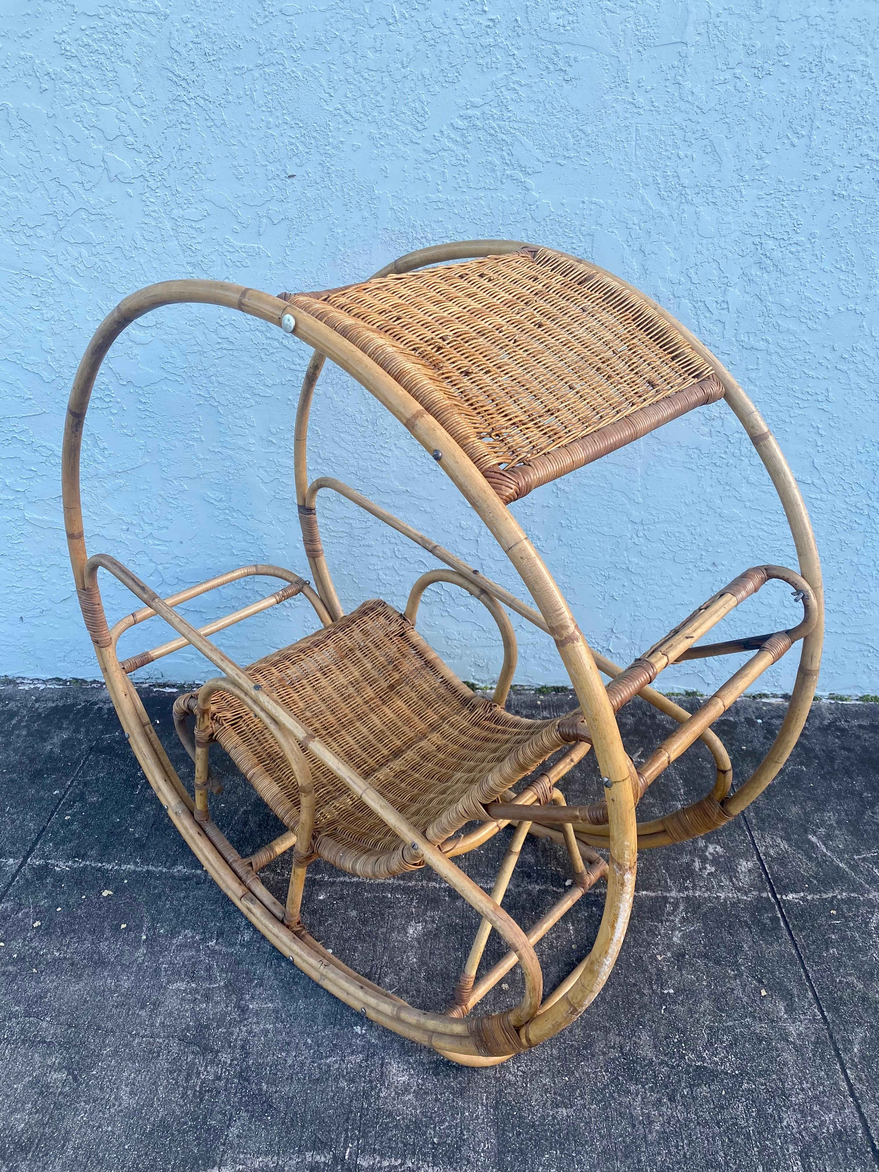 Rocking Chair rond sculptural en rotin des années 1960 en vente 4