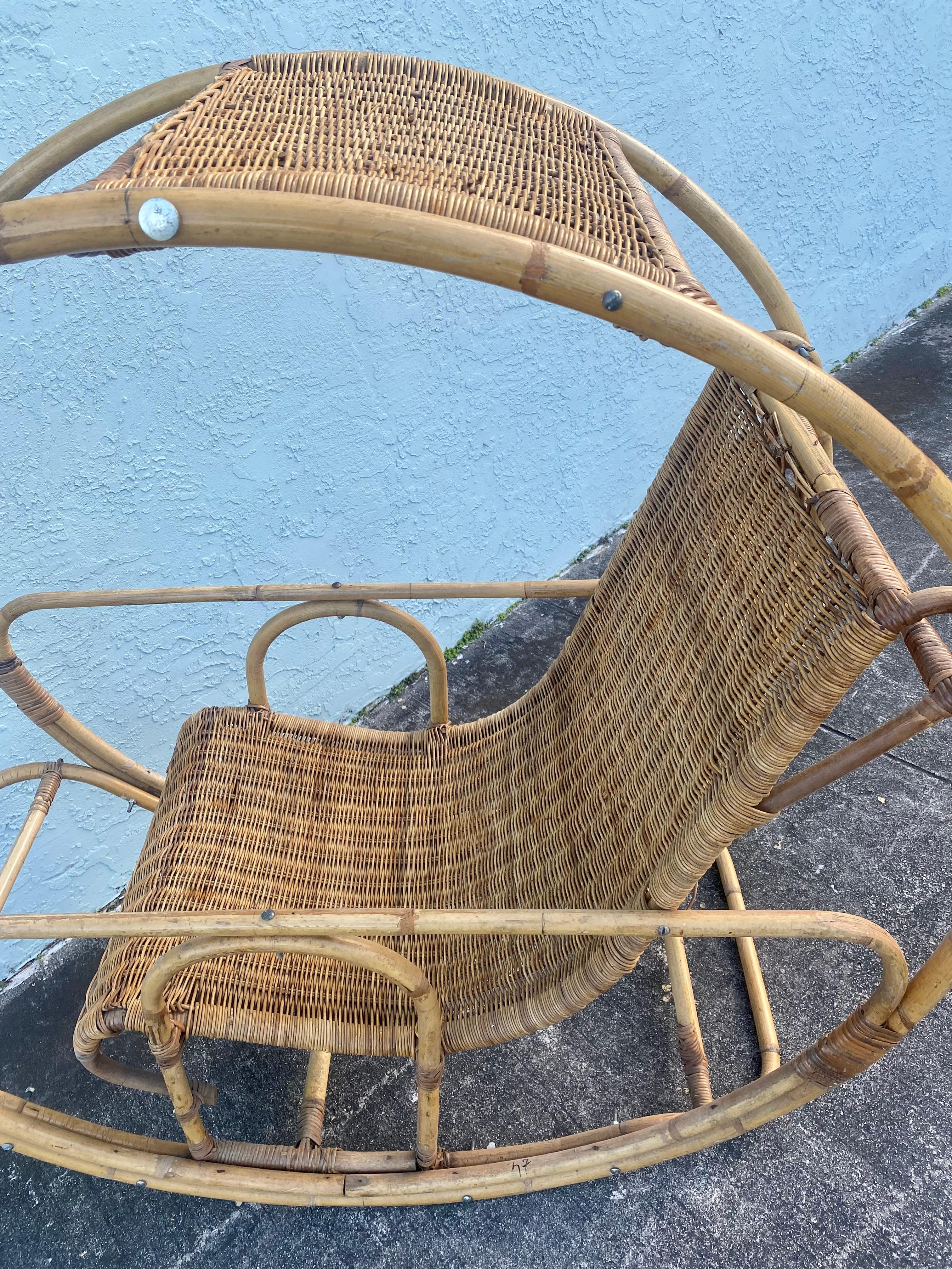 Rocking Chair rond sculptural en rotin des années 1960 en vente 5