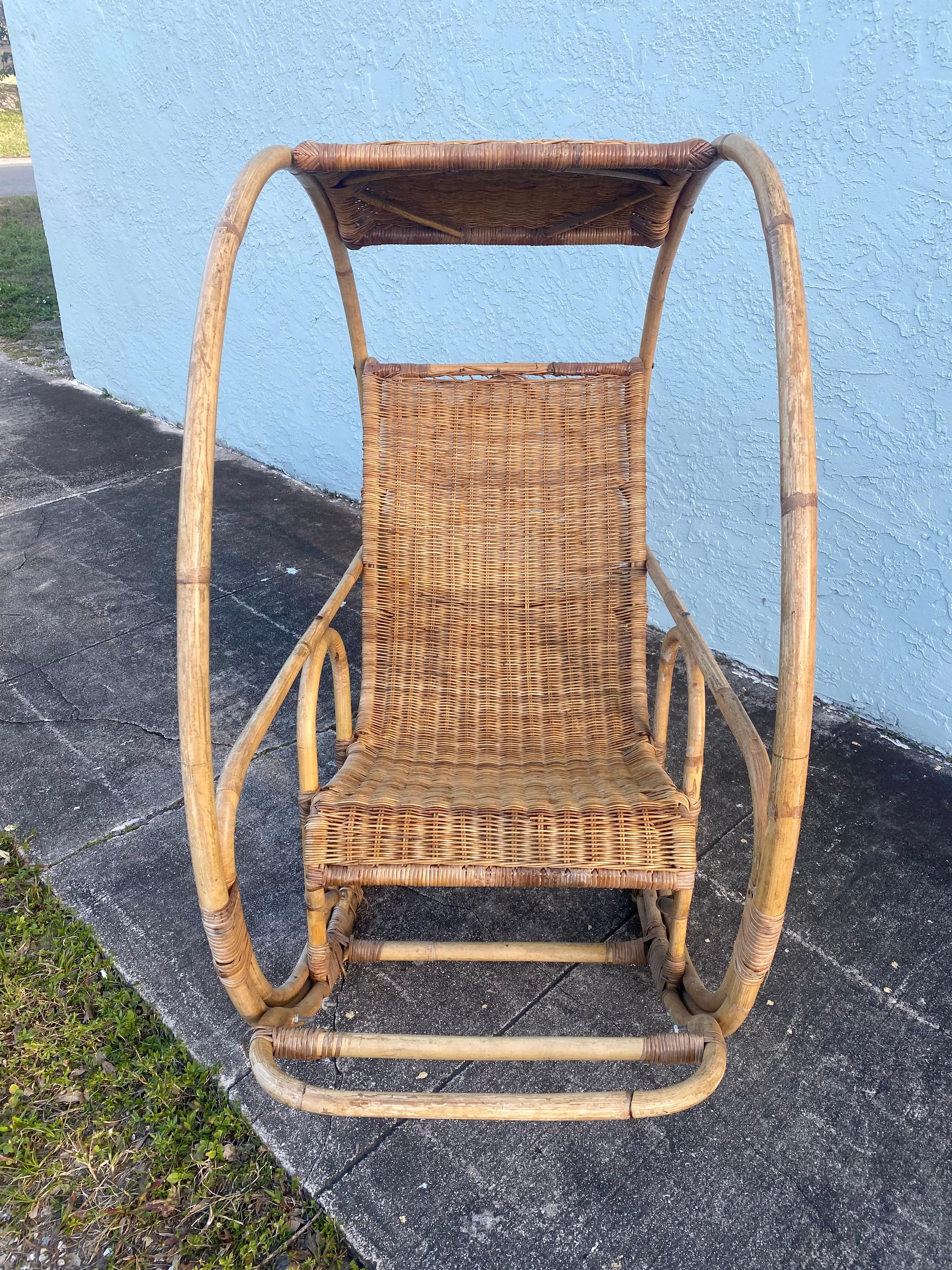 1960s Rattan Wicker Sculptural Round Rocking Chair In Good Condition For Sale In Fort Lauderdale, FL