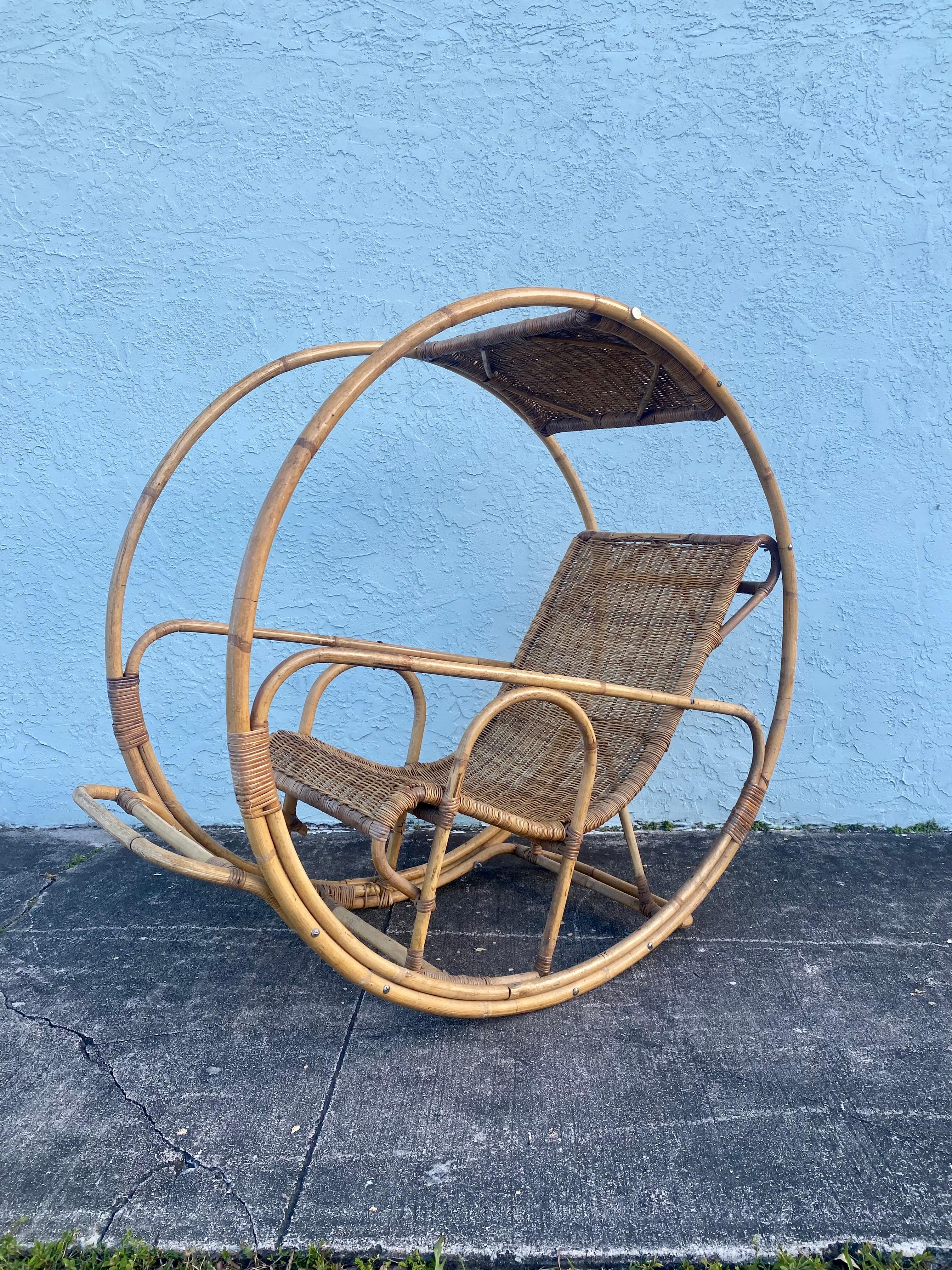 Rocking Chair rond sculptural en rotin des années 1960 en vente 1