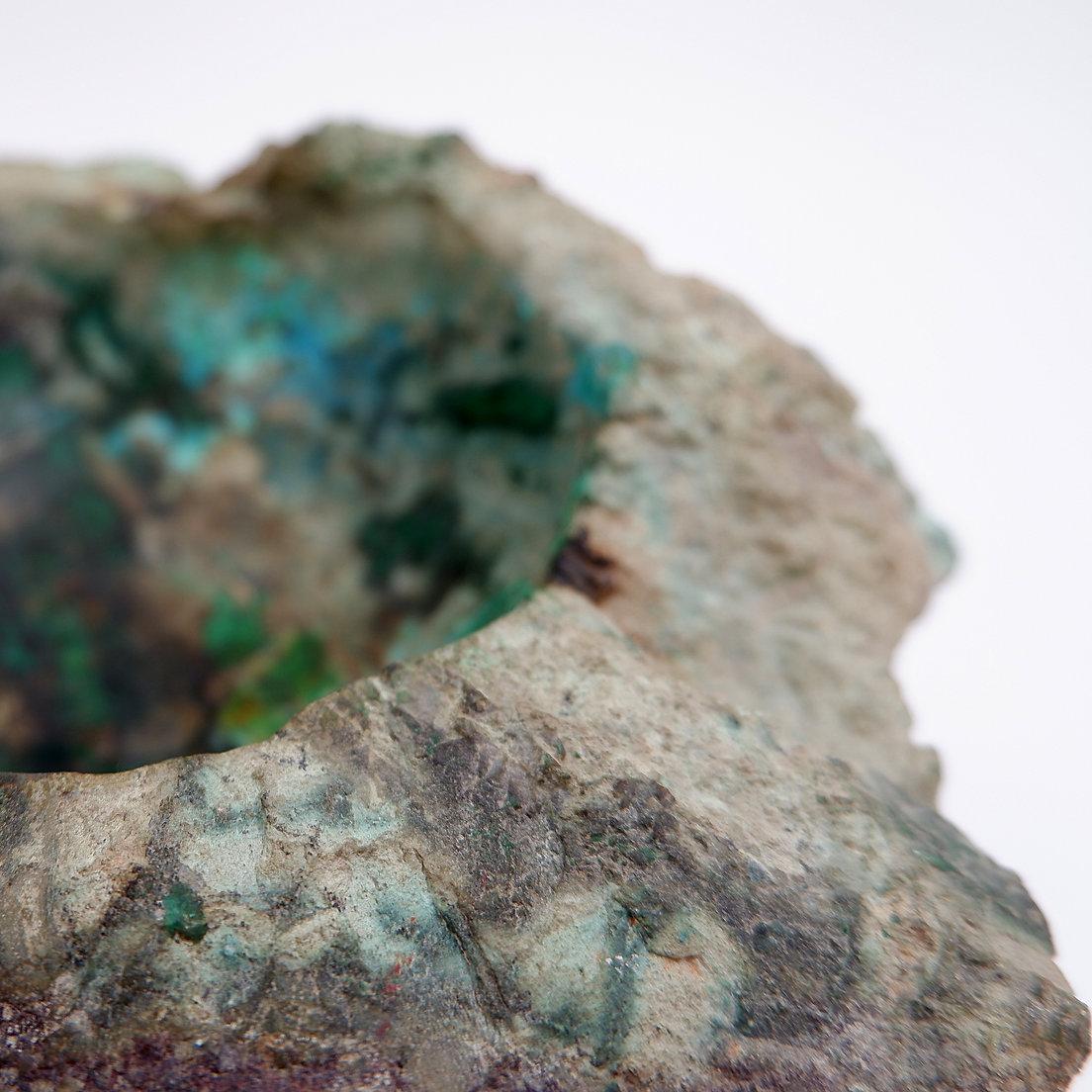 Brutalist 1960s Raw Stone Vide poche Natural Malachite Azurite For Sale