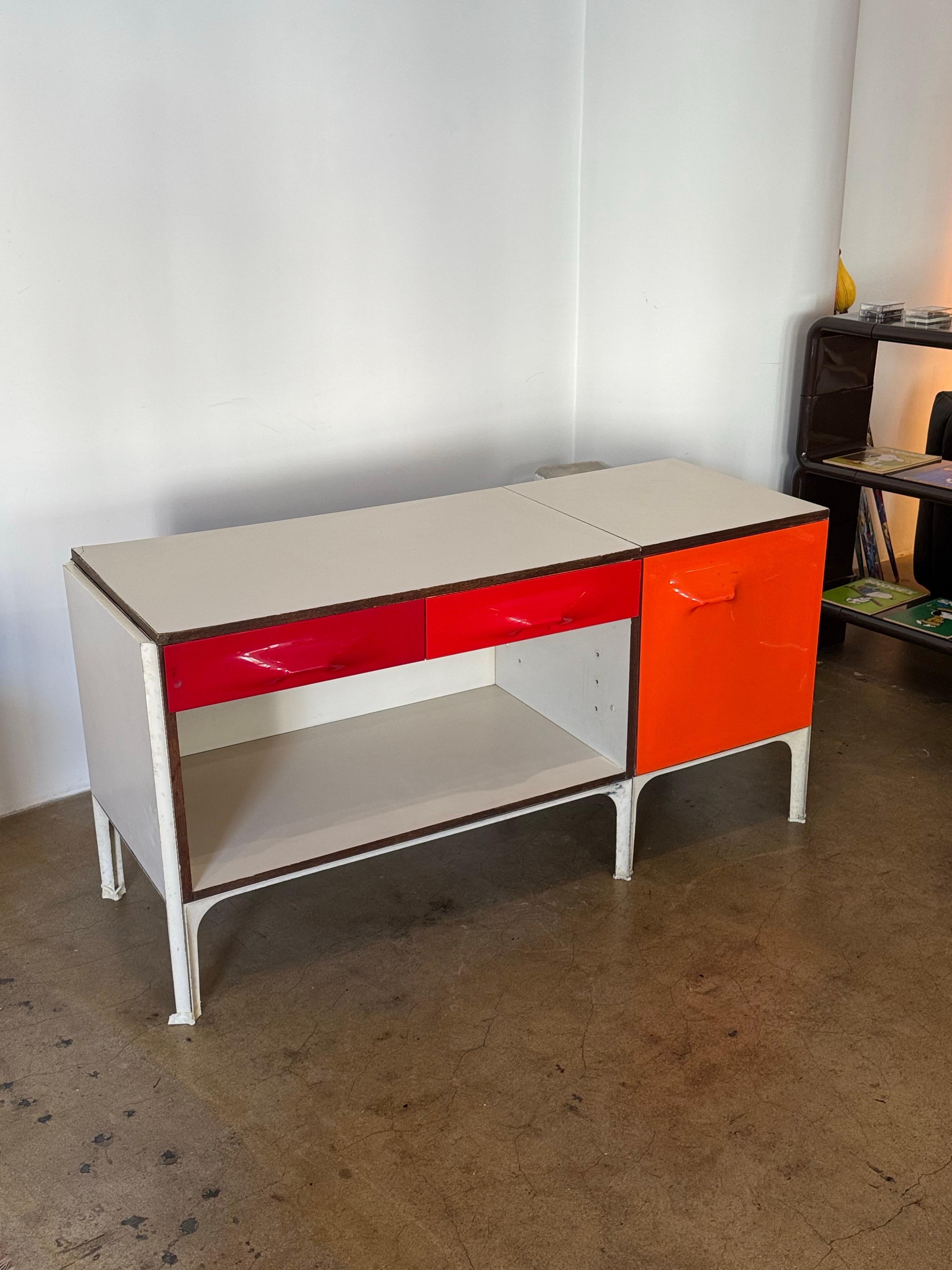 1960's Raymond Loewy DF 2000 sliding desk top with drawers for Doubinsky Freres. In good vintage condition. 