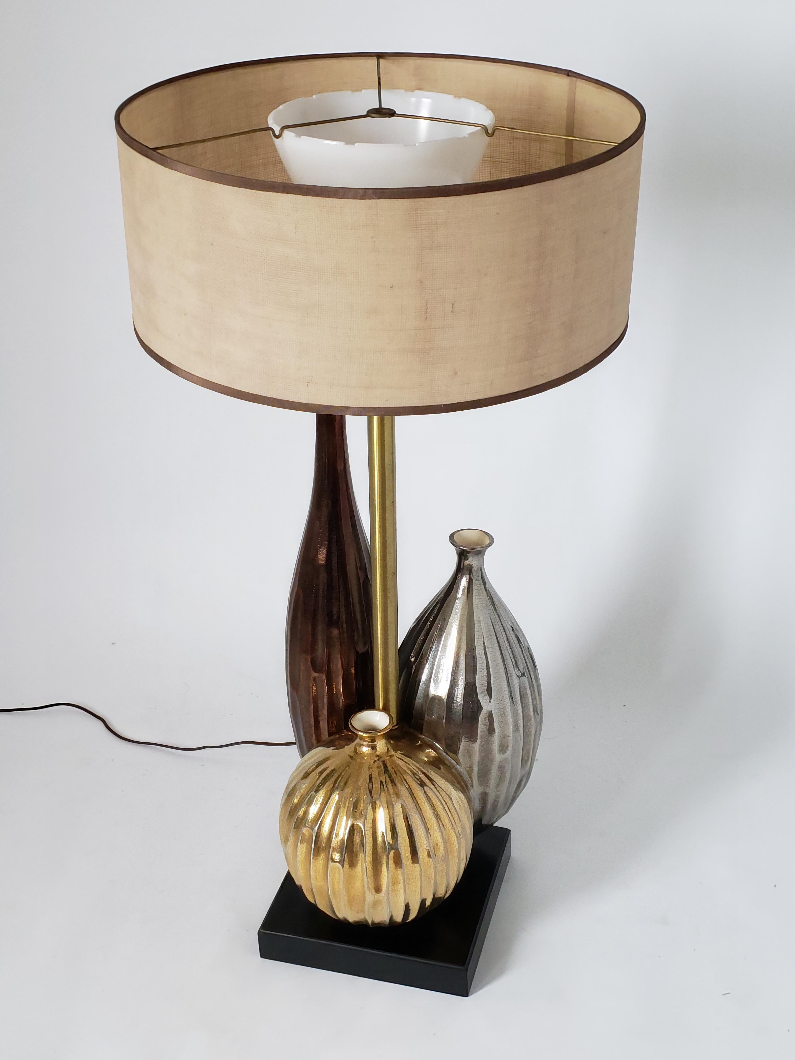 1960 Enorme Raymor  Lámpara de mesa de cerámica, EE.UU. Moderno de mediados de siglo en venta