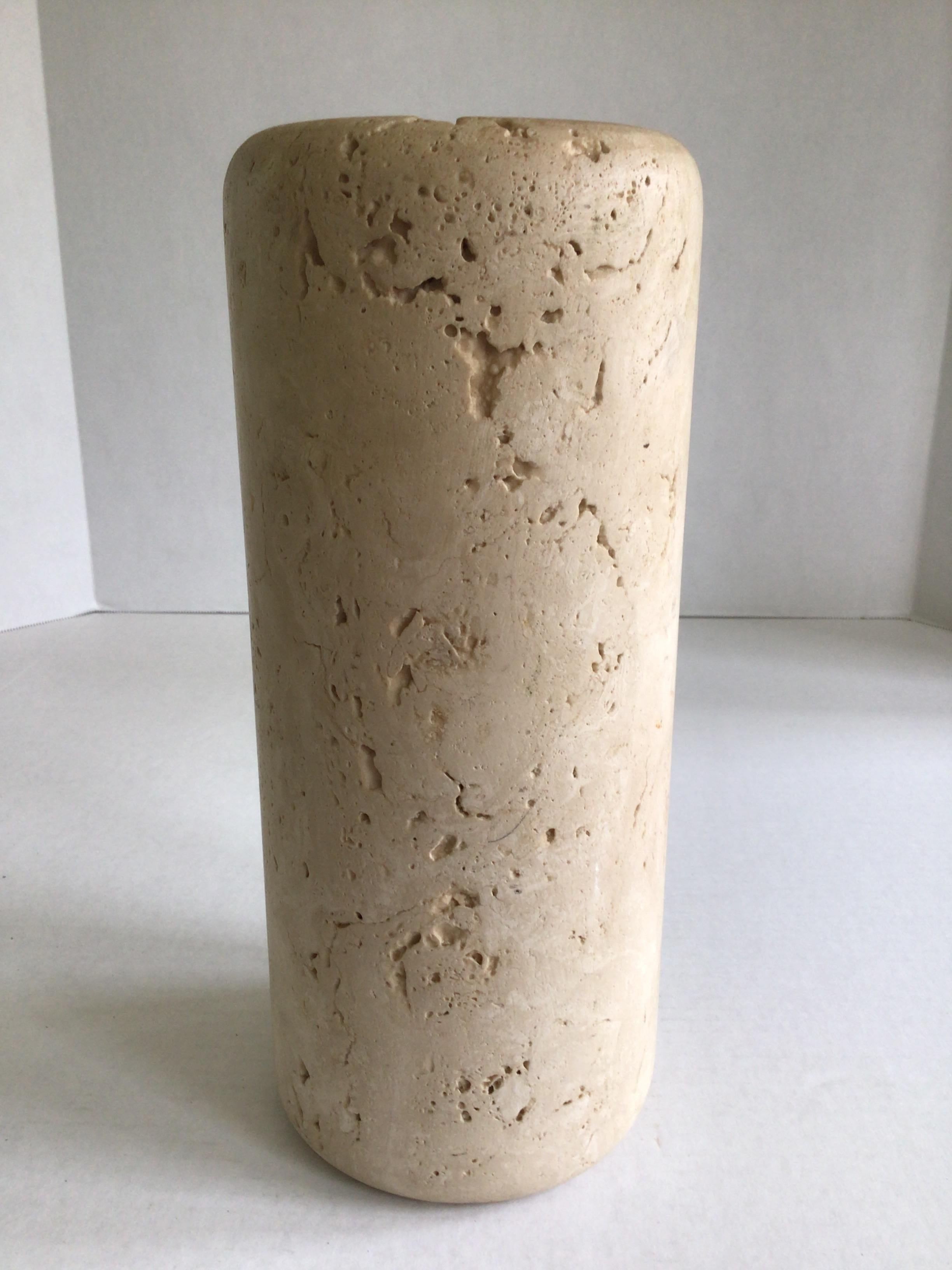 Vaso in pietra di travertino Raymor del 1960
Il vaso in pietra naturale è l'aggiunta perfetta a qualsiasi arredamento, moderno o tradizionale. 