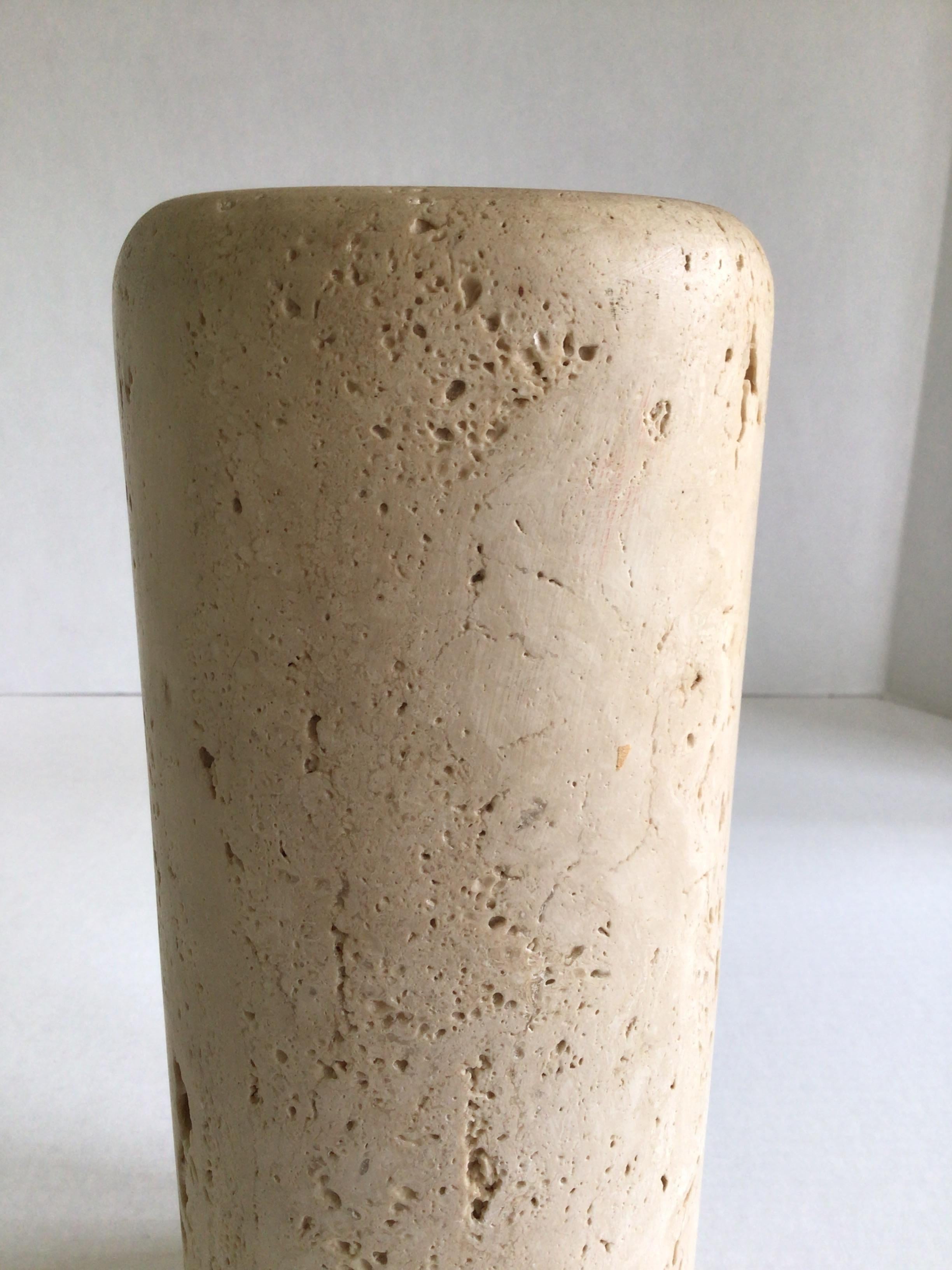 Intagliato Vaso in pietra di travertino Raymor del 1960 in vendita