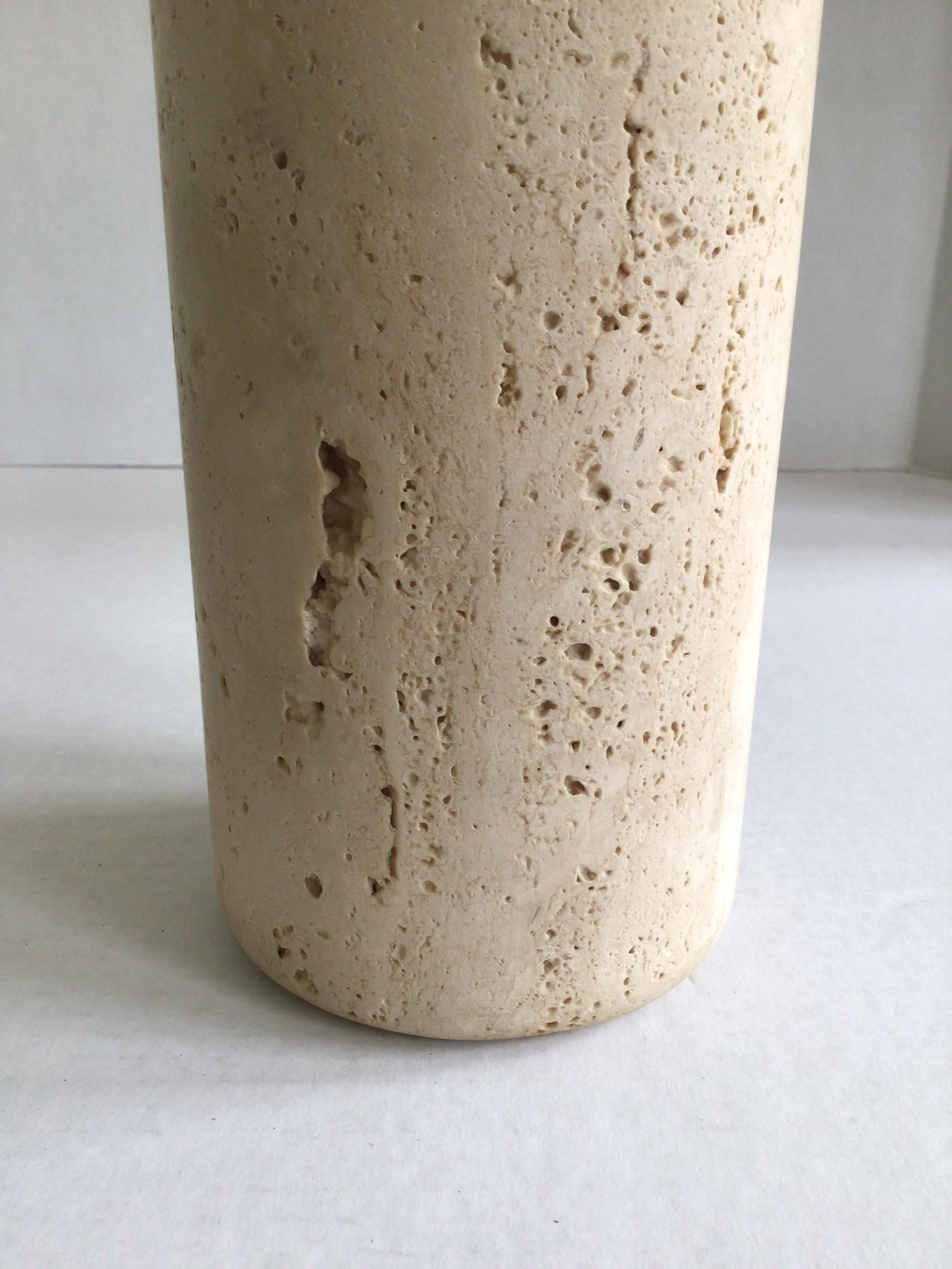Vaso in pietra di travertino Raymor del 1960 In condizioni buone in vendita a Tarrytown, NY