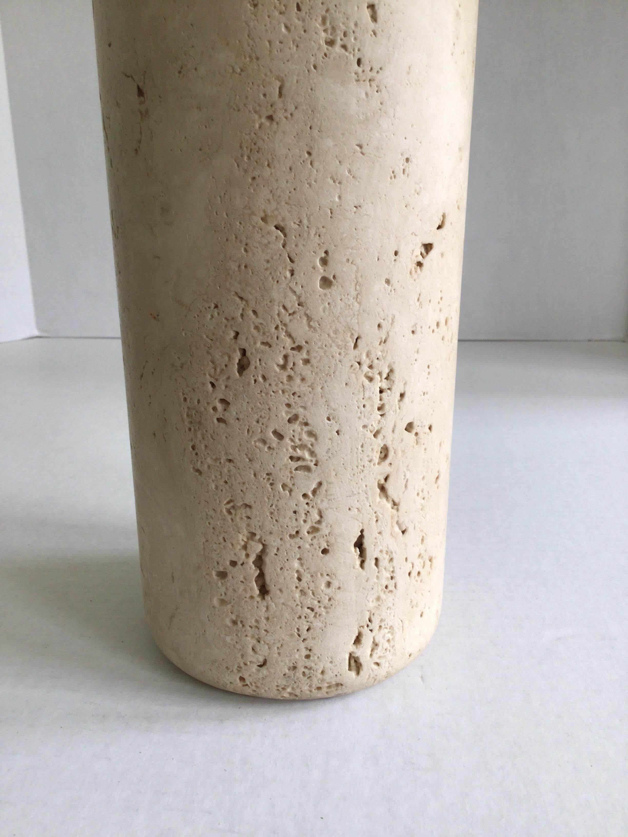 Metà XX secolo Vaso in pietra di travertino Raymor del 1960 in vendita