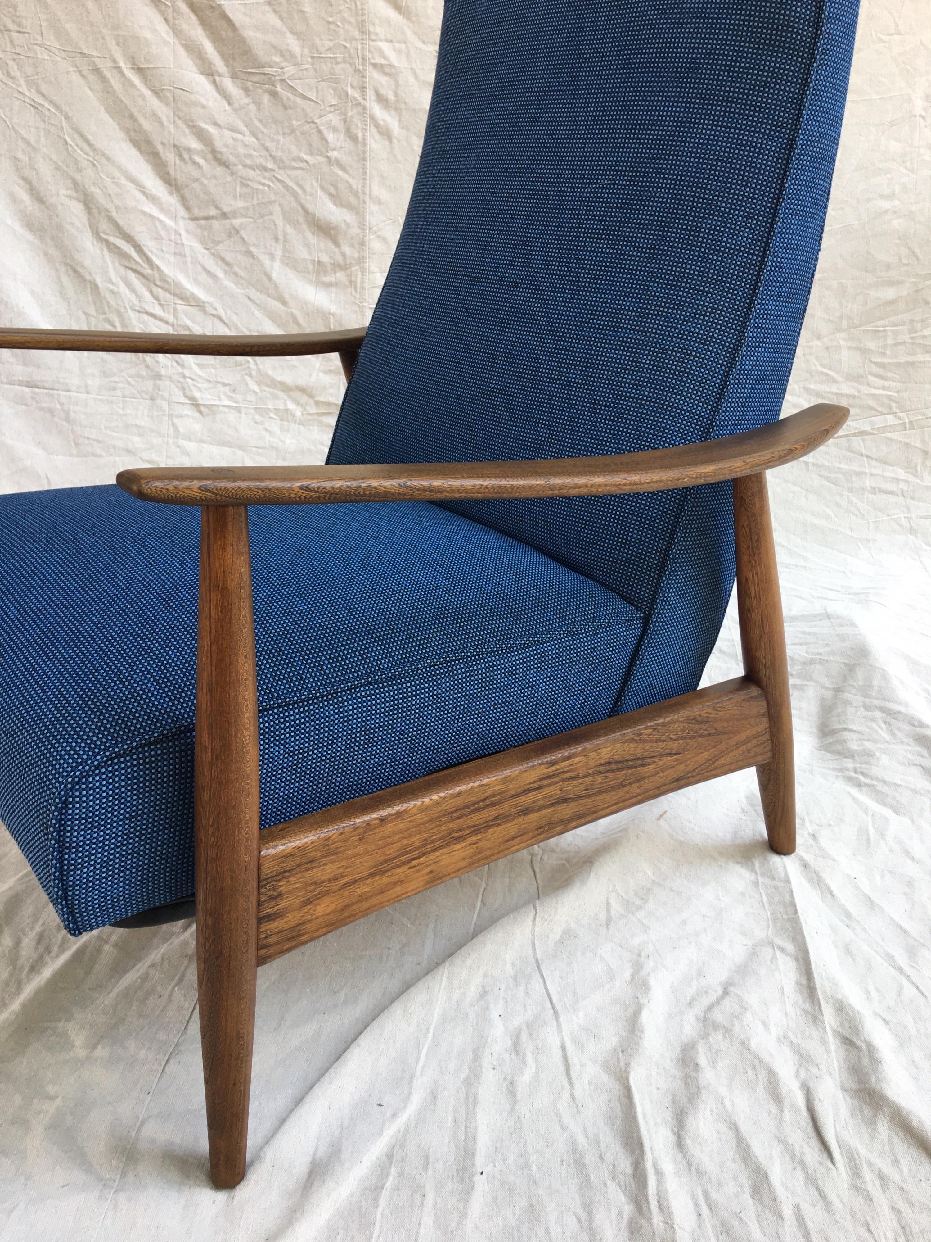 Mid-20th Century 1960s Recliner in the style of Milo Baughman